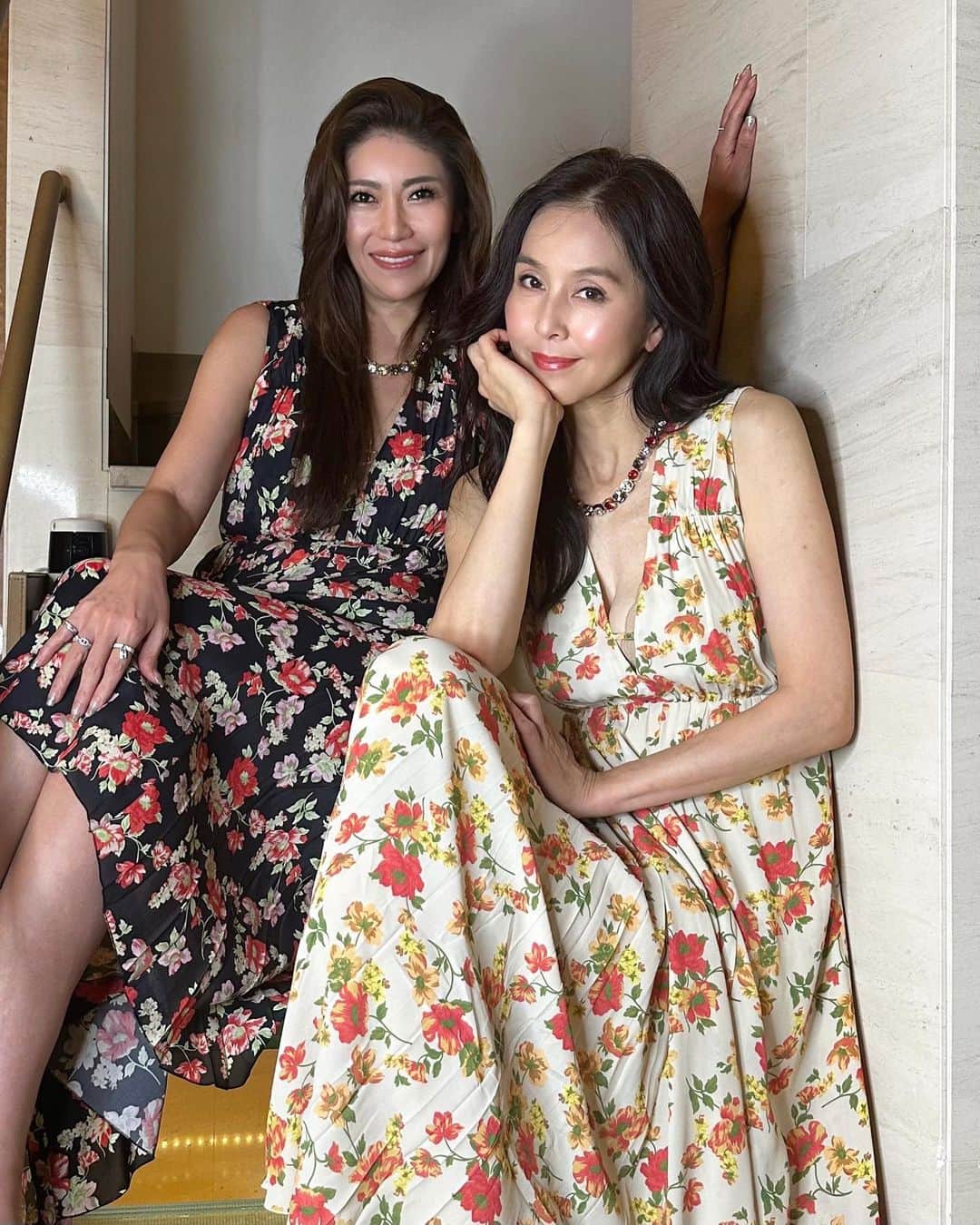 Taki Tanakaのインスタグラム：「#ootd w/ @sugimoto_aya0719  #dress #necklace #N21 #ヌメロヴェントゥーノ 春夏コレクションのフラワープリントドレス。 彩さんはヌーディーカラー、私は黒。 ビジューネックレスも色違いのお揃いで。 華やかな服は、着ると心も華やいでいいですね。  #AyaTakiLive 終了後に撮りました。 ご覧くださったみなさま、ありがとうございました。 リクエストも頂いたので5月はふたりで温泉へ行く計画しています。素敵なお宿から配信出来たらいいな。  #杉本彩 @sugimoto_aya0719  @numeroventuno  @iza_official #instorenow  #izastagram」