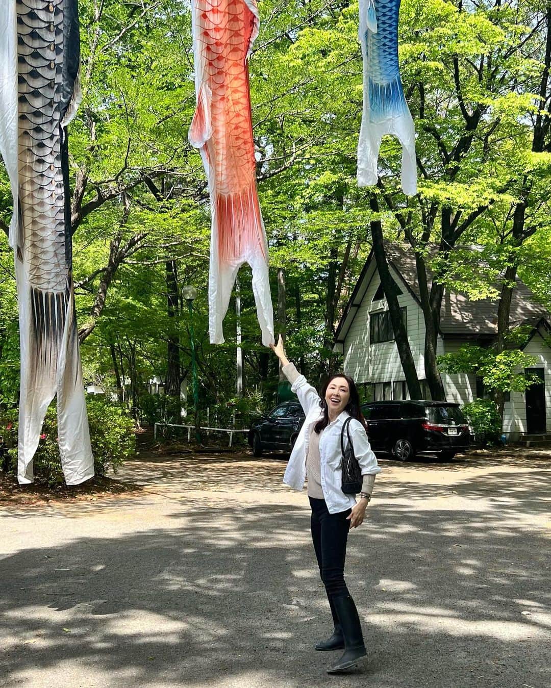 藤田陽子さんのインスタグラム写真 - (藤田陽子Instagram)「天まで届け鯉のぼり〜  5月5日は子供の日(明日ね)  私が小さいころは、近所にもたくさんあったし、うちにも弟の鯉のぼりがありました  でも、最近、東京では全然見かけないですね。  海外から帰ってきてもったいないな〜と思う日本の習慣は、自国に伝わる行事を大切にしないこと…  　例えば、ハロウィンやクリスマスは町中で盛り上がるのに、どうして、桃の節句や子供の日を盛り上げて行かないのかしら…  これから日本は観光に力を入れていくのなら、まずは自国の文化を大切にしないと〜と思ってしまうのは、私がいい年だからかしらね、笑  @yoko.fujita.official  @define_beauty_japan   #鯉のぼり #子供の日 #ゴールデンウィーク #ゴールデンウィーク旅行 #ゴールデンウィークの過ごし方 #アラフィフ #アラフィフコーデ #アラフィフ女子 #アラフィフ女子 #日本 #日本好きな人と繋がりたい #japan #festival」5月3日 10時27分 - yoko.fujita.official
