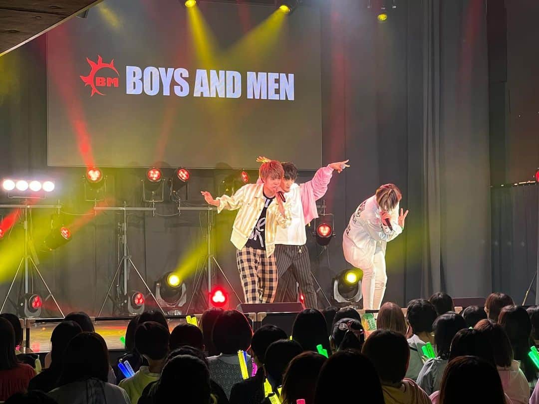 BOYS AND MENさんのインスタグラム写真 - (BOYS AND MENInstagram)「昨日 #BMTHEATER にて！ 誠ライブ🔥🔥🔥  残念ながら勇翔は大事をもってお休みさせていただきましたが、急遽3人でステージ熱唱😎❤️‍🔥  ありがとうございました‼️‼️  #boysandmen  #ボイメン  #bmtheater  #誠」5月3日 10時30分 - boysandmen_official