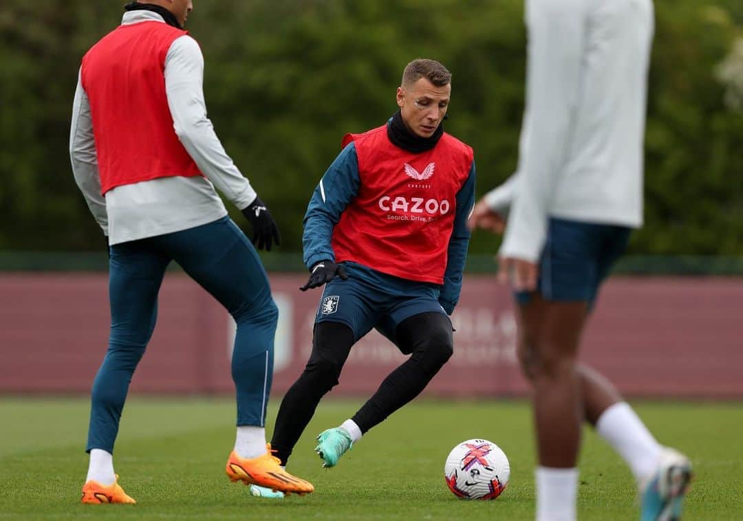 リュカ・ディニュさんのインスタグラム写真 - (リュカ・ディニュInstagram)「Work and learn ⚽️💜💙」5月3日 21時28分 - lucasdigne