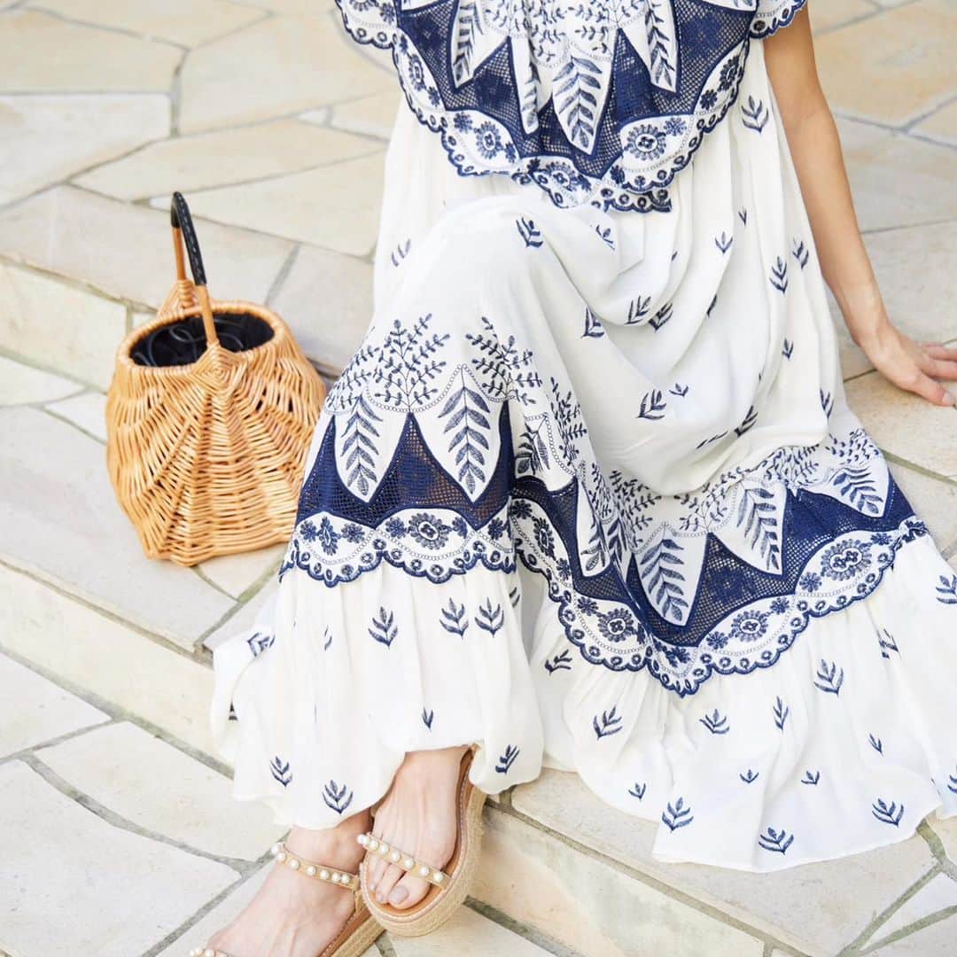 Tsuru by Mariko Oikawaのインスタグラム：「Embroidery dress.  細やかな刺繍が目を惹くサマードレス。 キャッチーな刺繍でありながら、モダンさが光るデザインはリゾートだけでなくデイリーに活躍。 ナチュラルな小物を合わせて夏ムードを楽しんで。  Lillium ¥58,300（tax in）  Micklton ¥16,500（tax in）  Bonne ¥30,800（tax in）  #tsuru #tsurubymarikooikawa #2023ss」