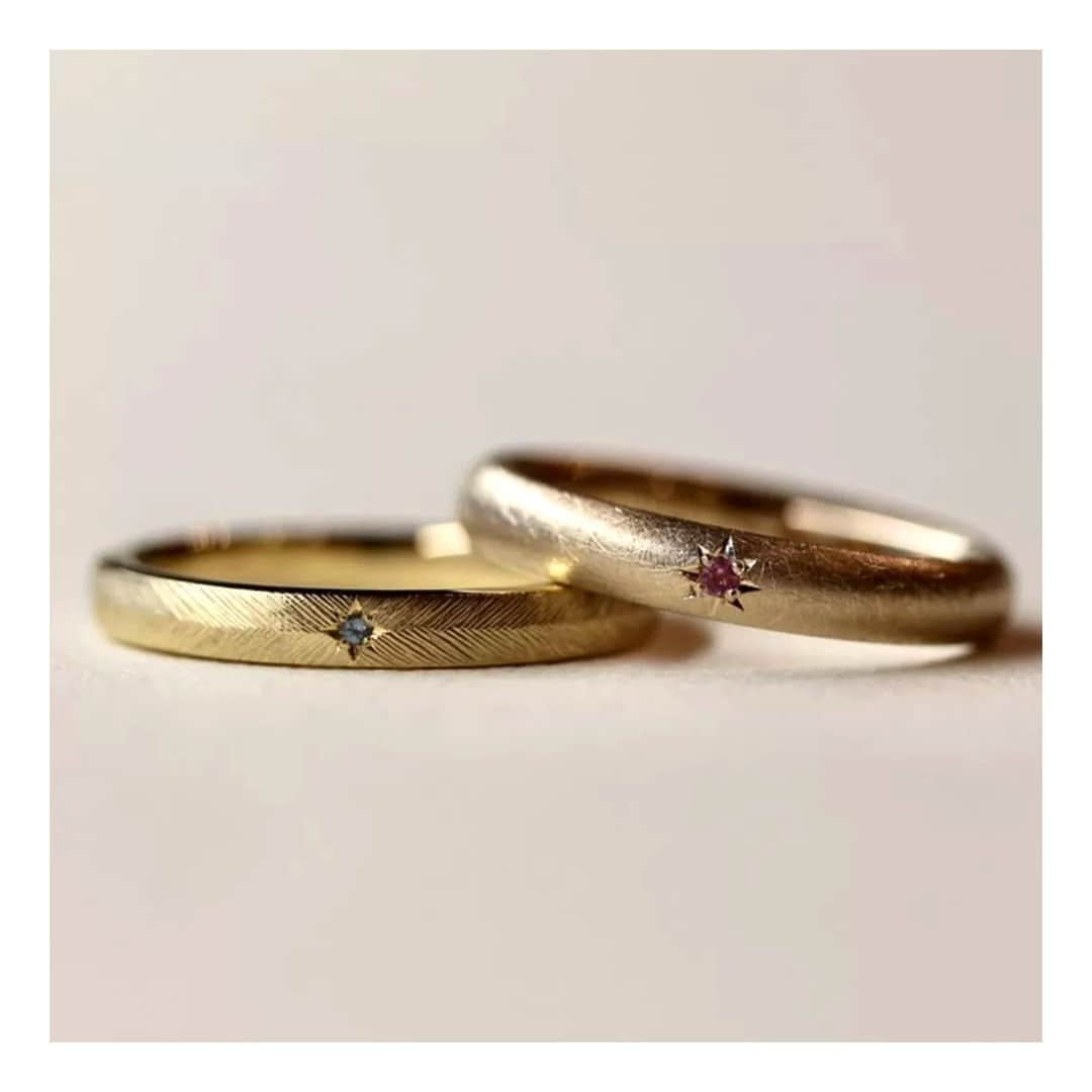 ith / イズ オーダメイド結婚指輪さんのインスタグラム写真 - (ith / イズ オーダメイド結婚指輪Instagram)「飼い猫のモチーフを 結婚指輪に込めたいとご要望のお二人。  指輪の内側に彫り込んだ お名前の刻印と、 リングトップのカラーストーンで 愛情を表現しました。  ねこちゃんの目の色にそっくりな アクアマリンと、 誕生石のピンクトルマリンを 星の飾り彫りでお留めしています。  女性同士のカップルであるお二人の 10年以上続くパートナーシップ。 育まれた愛情を形にするお手伝いができて とても嬉しいです。  ▽ 指輪について 結婚指輪(男性)：ピウマ K18YG：170,000円〜  結婚指輪(女性)：ペザンテ K18CG：189,000円〜  ***** ith公式アカウント情報 *****  【WEB🔗】 @ith_marriage TOPへ 　☞ プロフィールURLをタップ  【ハッシュタグ🕊】 #イズマリッジ  *********************************  【 #鍛造リング 🔨】 #シャンパンゴールド も選べる 職人の手で鍛え上げた高密度のお仕立て  【 #ライフスタイルジュエリー 】 さりげなく毎日を彩るジュエリー ith ECストア ☞  @ith_jewelry   #結婚指輪 #マリッジリング  #アクアマリン #ピンクトルマリン #カスタマイズ #オーダーメイド #オーダーメイドリング  #結婚指輪探し #結婚指輪選び #結婚指輪オーダー #手仕事 #指輪選び #指輪探し #婚約 #プロポーズ #結婚準備 #プレ花嫁 #花嫁準備 #ゴールドリング #シャンパンゴールド #2023夏婚 #2023秋婚 #2023冬婚  #2024春婚 #ねこ  お問い合わせコード：22505 https://www.ateliermarriage.com/column/yokohama/84328」5月3日 21時20分 - ith_marriage