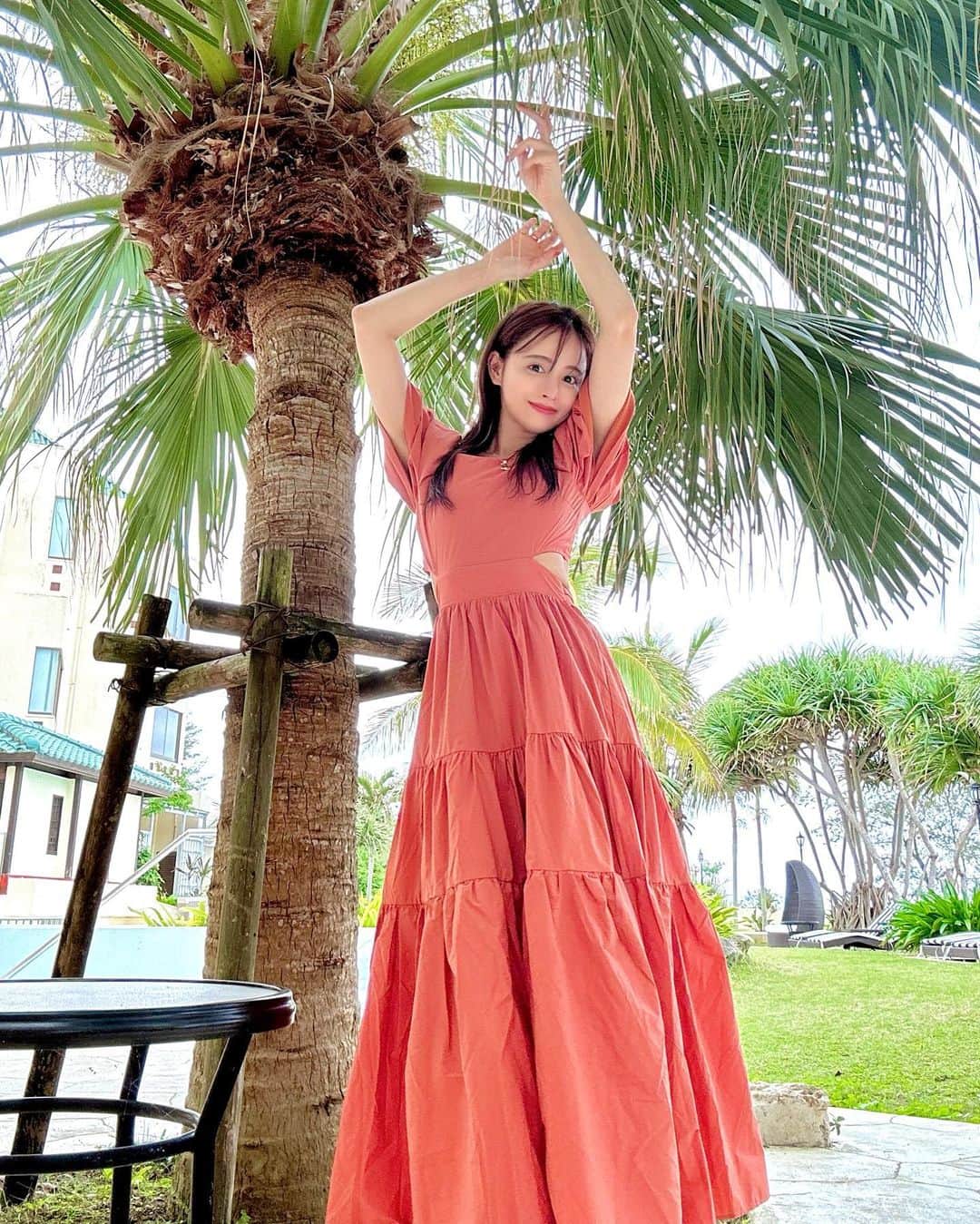ririのインスタグラム：「このワンピ💫カタチ可愛すぎる😭  @royalparty_official 🏷 オレンジとブラック色違いでGet🤭  #お気に入り #fashion  #ワンピース」
