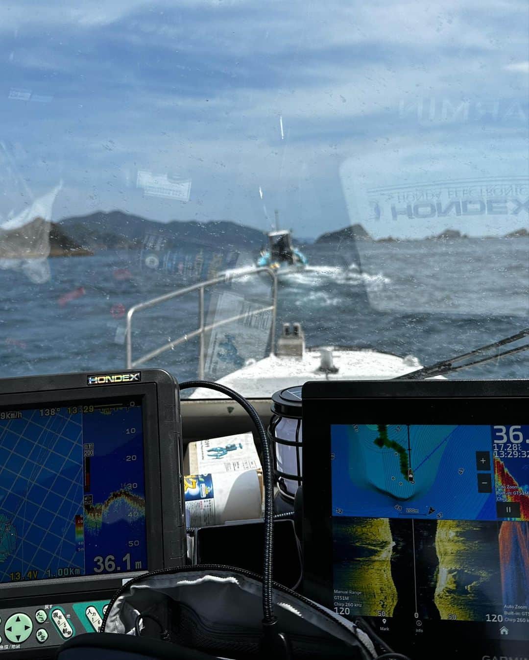 Utsuさんさんのインスタグラム写真 - (UtsuさんInstagram)「漁師のお友達とポイント探索。無限に釣れるイサキは、食べごろをキープ。最新機器は海底も完全に映し出す👍 #ガーミンしか勝たん #愛媛県愛南町」5月3日 21時20分 - 3utsu