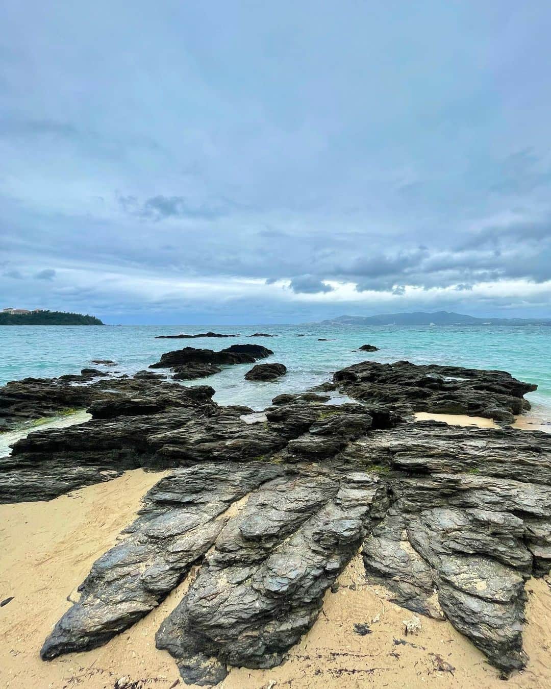 MOEさんのインスタグラム写真 - (MOEInstagram)「たまたま見つけたビーチでお散歩☀️  人がほとんどいなかったので穴場なのかな？🫶🏾  まだ少し肌寒かったので、次は泳げる季節に行ってみたいです🌊🌴✨  #幸喜ビーチ #名護市 #沖縄  #beach #okinawa」5月3日 21時22分 - m0e_1i7_