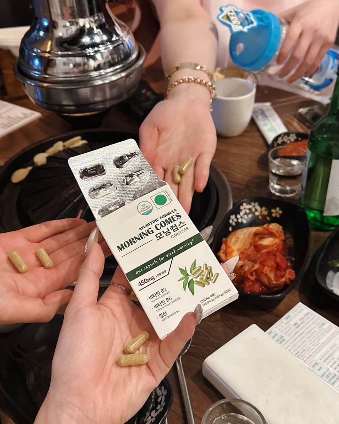 スヒョンさんのインスタグラム写真 - (スヒョンInstagram)「♥ 갓 한국 런칭한 #숙취해소제 신상 🇮🇳 인도에서 온 ❛ #모닝컴스 ❜ 숙취해소제 #내일_자정 마감됩니다 ! ⠀⠀⠀ 내일 오전 10시까지 구매하셔야 이번 주까지 받으실 수 있어요 불금 불토에 다들 ❛ #모닝컴스 ❜ 챙기셔야죠 ? ⠀⠀⠀ 저는 술 먹은 다음날 무조건 토는 기본이고 두통에 몸살까지 올 정도로 숙취가 심해서 숙취해소제 없으면 못 살아요.. 🤢🤮 ⠀⠀⠀ 술 마시기 전 2알씩 꼭 챙겨 먹는데 다음날 정말 무언가가 내 장기에서 토를 안 나오게 누르고 있는 기분이 확실하게 들어요 ⠀⠀⠀ ( 이건 진짜 위 약한 사람들만 느낄 수 있는데 아시는분?.. ) ⠀⠀⠀ ✏️ 모닝 컴스의 장점은 뭔가요? ↳ 시중 숙취해소제 마시는 음료는 1개 5000원대, 환이나 등등 다른 제품까지 같이 먹으면 거의 인당 만원 정도잖아요 🫨 하지만 모닝컴스는 한 캡슐 500원대.. 숙취해소제 따로 사드실 돈으로 소주 한 병 더 시킬 수 있어요 ✨ 심지어 환이나 음료도 아니라 한 캡슐이라 먹기도 편해요 ⠀⠀⠀ ✏️ 편의점에 입점한 모닝컴스 제품과의 차이점 ↳ 편의점 버전은 2알로 구성되어 있는데 핵심 함량은 제가 공구하는 모닝컴스 캡슐 1개의 함량과 같습니다 🥺 제 제품이 훨씬 더 좋은데 도대체 왜 미리 안 쟁여두시나요..  ⠀⠀⠀ 국내 숙취해소제 좋은 거 많은 건 저도 잘 아는데.. ❛ #모닝컴스 ❜ 이길 애는 없어서 저 같은 술꾼들은 꼭 직구해서 쟁여두는 숙취해소제였는데 제가 판매할 수 있게 돼서 너무 영광이에요 ⠀⠀⠀ 처음 보는 숙취해소 제라 지난번 첫 마켓 때 조금만 구매하신 무병님들 요청이 진짜 미친 듯이 많아서 일정을 많이 당겨온 거라 무조건 30박스 이상 미리 쟁여두시는 걸 추천해요 ⠀⠀⠀ 이왕 쟁여두시는 거 다시 돌려드리기 위해서 폭풍 이벤트도 함께 가져왔어요 ⠀⠀⠀ 정 없이 집에서 혼자 숙취해소제 먹고 술자리 나가는 무병님들은 없겠죠..? 👤👥 ⠀⠀⠀ 저는 맨날 숙취해소제 바리바리 들고나가서 나눠주는데 ㅋㅋㅋㅋㅋ 모닝컴스 나눠준 뒤로 제가 주는 건 믿고 먹는다며 효과 진짜 좋다고 지인들이 그날부터 약사님으로 불려용 ㅋㅋㅋ ⠀⠀⠀ 다들 좋은 숙취해소제 혼자 먹지 말고 지인들한테도 챙겨주면서 지인들만의 간 약사님이 되어보세요 👩🏻‍⚕️ ⠀⠀⠀ ✏️ 1박스에 몇 캡슐 들어있나요 ? ↳ 1박스(450mg) 10캡슐 들어있어요 ⠀⠀⠀ ✏️ 유통기한은 얼마나 될까요 ? ↳ 2024년 7월 20일까지 넉넉합니다 ⠀⠀⠀ ✏️ 배송 방법이 궁금해요 ! ↳ 오전 10시 이전 결제 완료 시 국내 본사에서 익일 출고되며 3만 원 이상 구매 시 무료배송입니다 ⠀⠀⠀ ✏️ 먹는 방법이 궁금해요 ! ↳ 술 마시기 전 1캡슐을 물과 함께 드셔주시면 됩니다 ! 과음하시는 날엔 2캡슐 드셔주시면 더욱 강하게 숙취를 예방할 수 있어요 ⠀⠀⠀ ✏️ 가장 질문 많았던 인도 제품과 국내 제품의 차이 ! ↳ 식약처 인증된 건강기능식품이며 국내판은 비타민이 들어간 이 비타민과의 조합을 고려하여 🥹 모닝컴스 아유르 베다 포뮬라 브랜드에서 재처방 해준 더욱 업그레이드된 버전입니다 ⠀⠀⠀ 닥터 파얄(Dr.Payal) 이라는 모닝컴스 개발자가 비타민과의 배합비율을 다시 고려하여 만든 업그레이드 버전이라 기존에도 완벽했던 모닝컴스가 더더욱 완벽해졌어요 ⠀⠀⠀ 유통기한도 넉넉한 방금 제조된 따끈따끈한 신제품 ❛ #모닝컴스 ❜ #무조건_10박스_이상_미리_쟁여두세요 ✨ ⠀⠀⠀ ❶ 가격 • 𝐌𝐨𝐫𝐧𝐢𝐧𝐠 𝐜𝐨𝐦𝐞𝐬 3박스 정가 30,000원 → 장수 마켓가 17,700원  ⠀⠀⠀⠀⠀⠀⠀⠀⠀⠀⠀⠀⠀⠀⠀ • 𝐌𝐨𝐫𝐧𝐢𝐧𝐠 𝐜𝐨𝐦𝐞𝐬 5박스 정가 50,000원 → 장수 마켓가 30,000원  ⠀⠀⠀⠀⠀⠀⠀⠀⠀⠀⠀⠀⠀⠀⠀ • 𝐌𝐨𝐫𝐧𝐢𝐧𝐠 𝐜𝐨𝐦𝐞𝐬 12박스 정가 120,000원 → 장수 마켓가 67,200원  ⠀⠀⠀⠀⠀⠀⠀⠀⠀⠀⠀⠀⠀⠀⠀ ❷ 배송 • 3만 원 이상 #무료배송 • 국내 본사 직배송 🚛🚚 • 오전 10시 이전 결제 완료 시 익일 배송 ⠀⠀⠀⠀⠀⠀⠀⠀⠀⠀⠀⠀⠀⠀⠀ ❝ 5월 1일(월) 저녁 6시부터 ~ 4일(목) 자정까지 ❞ ⠀⠀⠀⠀⠀⠀⠀⠀⠀⠀⠀⠀⠀⠀⠀ ﹆ 질문은 댓글에 남겨주세요 #친구태그 는 사랑입니다 ♥ ﹆ 프로필 링크에서 구매하시고 놓치지 마세요 #𝑱𝒂𝒏𝒈𝒔𝒖𝒉𝒚𝒖𝒏_공구」5月3日 21時24分 - jshs2