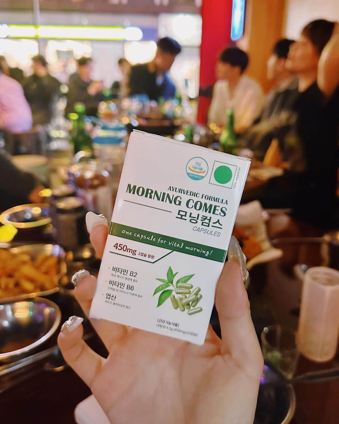スヒョンさんのインスタグラム写真 - (スヒョンInstagram)「♥ 갓 한국 런칭한 #숙취해소제 신상 🇮🇳 인도에서 온 ❛ #모닝컴스 ❜ 숙취해소제 #내일_자정 마감됩니다 ! ⠀⠀⠀ 내일 오전 10시까지 구매하셔야 이번 주까지 받으실 수 있어요 불금 불토에 다들 ❛ #모닝컴스 ❜ 챙기셔야죠 ? ⠀⠀⠀ 저는 술 먹은 다음날 무조건 토는 기본이고 두통에 몸살까지 올 정도로 숙취가 심해서 숙취해소제 없으면 못 살아요.. 🤢🤮 ⠀⠀⠀ 술 마시기 전 2알씩 꼭 챙겨 먹는데 다음날 정말 무언가가 내 장기에서 토를 안 나오게 누르고 있는 기분이 확실하게 들어요 ⠀⠀⠀ ( 이건 진짜 위 약한 사람들만 느낄 수 있는데 아시는분?.. ) ⠀⠀⠀ ✏️ 모닝 컴스의 장점은 뭔가요? ↳ 시중 숙취해소제 마시는 음료는 1개 5000원대, 환이나 등등 다른 제품까지 같이 먹으면 거의 인당 만원 정도잖아요 🫨 하지만 모닝컴스는 한 캡슐 500원대.. 숙취해소제 따로 사드실 돈으로 소주 한 병 더 시킬 수 있어요 ✨ 심지어 환이나 음료도 아니라 한 캡슐이라 먹기도 편해요 ⠀⠀⠀ ✏️ 편의점에 입점한 모닝컴스 제품과의 차이점 ↳ 편의점 버전은 2알로 구성되어 있는데 핵심 함량은 제가 공구하는 모닝컴스 캡슐 1개의 함량과 같습니다 🥺 제 제품이 훨씬 더 좋은데 도대체 왜 미리 안 쟁여두시나요..  ⠀⠀⠀ 국내 숙취해소제 좋은 거 많은 건 저도 잘 아는데.. ❛ #모닝컴스 ❜ 이길 애는 없어서 저 같은 술꾼들은 꼭 직구해서 쟁여두는 숙취해소제였는데 제가 판매할 수 있게 돼서 너무 영광이에요 ⠀⠀⠀ 처음 보는 숙취해소 제라 지난번 첫 마켓 때 조금만 구매하신 무병님들 요청이 진짜 미친 듯이 많아서 일정을 많이 당겨온 거라 무조건 30박스 이상 미리 쟁여두시는 걸 추천해요 ⠀⠀⠀ 이왕 쟁여두시는 거 다시 돌려드리기 위해서 폭풍 이벤트도 함께 가져왔어요 ⠀⠀⠀ 정 없이 집에서 혼자 숙취해소제 먹고 술자리 나가는 무병님들은 없겠죠..? 👤👥 ⠀⠀⠀ 저는 맨날 숙취해소제 바리바리 들고나가서 나눠주는데 ㅋㅋㅋㅋㅋ 모닝컴스 나눠준 뒤로 제가 주는 건 믿고 먹는다며 효과 진짜 좋다고 지인들이 그날부터 약사님으로 불려용 ㅋㅋㅋ ⠀⠀⠀ 다들 좋은 숙취해소제 혼자 먹지 말고 지인들한테도 챙겨주면서 지인들만의 간 약사님이 되어보세요 👩🏻‍⚕️ ⠀⠀⠀ ✏️ 1박스에 몇 캡슐 들어있나요 ? ↳ 1박스(450mg) 10캡슐 들어있어요 ⠀⠀⠀ ✏️ 유통기한은 얼마나 될까요 ? ↳ 2024년 7월 20일까지 넉넉합니다 ⠀⠀⠀ ✏️ 배송 방법이 궁금해요 ! ↳ 오전 10시 이전 결제 완료 시 국내 본사에서 익일 출고되며 3만 원 이상 구매 시 무료배송입니다 ⠀⠀⠀ ✏️ 먹는 방법이 궁금해요 ! ↳ 술 마시기 전 1캡슐을 물과 함께 드셔주시면 됩니다 ! 과음하시는 날엔 2캡슐 드셔주시면 더욱 강하게 숙취를 예방할 수 있어요 ⠀⠀⠀ ✏️ 가장 질문 많았던 인도 제품과 국내 제품의 차이 ! ↳ 식약처 인증된 건강기능식품이며 국내판은 비타민이 들어간 이 비타민과의 조합을 고려하여 🥹 모닝컴스 아유르 베다 포뮬라 브랜드에서 재처방 해준 더욱 업그레이드된 버전입니다 ⠀⠀⠀ 닥터 파얄(Dr.Payal) 이라는 모닝컴스 개발자가 비타민과의 배합비율을 다시 고려하여 만든 업그레이드 버전이라 기존에도 완벽했던 모닝컴스가 더더욱 완벽해졌어요 ⠀⠀⠀ 유통기한도 넉넉한 방금 제조된 따끈따끈한 신제품 ❛ #모닝컴스 ❜ #무조건_10박스_이상_미리_쟁여두세요 ✨ ⠀⠀⠀ ❶ 가격 • 𝐌𝐨𝐫𝐧𝐢𝐧𝐠 𝐜𝐨𝐦𝐞𝐬 3박스 정가 30,000원 → 장수 마켓가 17,700원  ⠀⠀⠀⠀⠀⠀⠀⠀⠀⠀⠀⠀⠀⠀⠀ • 𝐌𝐨𝐫𝐧𝐢𝐧𝐠 𝐜𝐨𝐦𝐞𝐬 5박스 정가 50,000원 → 장수 마켓가 30,000원  ⠀⠀⠀⠀⠀⠀⠀⠀⠀⠀⠀⠀⠀⠀⠀ • 𝐌𝐨𝐫𝐧𝐢𝐧𝐠 𝐜𝐨𝐦𝐞𝐬 12박스 정가 120,000원 → 장수 마켓가 67,200원  ⠀⠀⠀⠀⠀⠀⠀⠀⠀⠀⠀⠀⠀⠀⠀ ❷ 배송 • 3만 원 이상 #무료배송 • 국내 본사 직배송 🚛🚚 • 오전 10시 이전 결제 완료 시 익일 배송 ⠀⠀⠀⠀⠀⠀⠀⠀⠀⠀⠀⠀⠀⠀⠀ ❝ 5월 1일(월) 저녁 6시부터 ~ 4일(목) 자정까지 ❞ ⠀⠀⠀⠀⠀⠀⠀⠀⠀⠀⠀⠀⠀⠀⠀ ﹆ 질문은 댓글에 남겨주세요 #친구태그 는 사랑입니다 ♥ ﹆ 프로필 링크에서 구매하시고 놓치지 마세요 #𝑱𝒂𝒏𝒈𝒔𝒖𝒉𝒚𝒖𝒏_공구」5月3日 21時24分 - jshs2