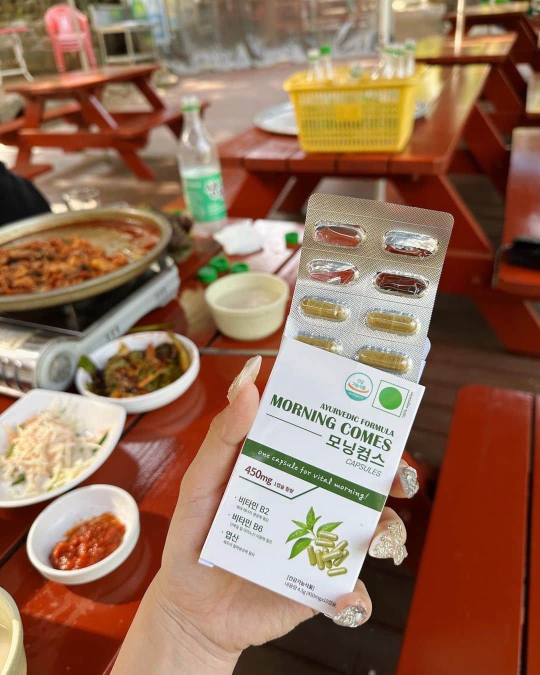 スヒョンさんのインスタグラム写真 - (スヒョンInstagram)「♥ 갓 한국 런칭한 #숙취해소제 신상 🇮🇳 인도에서 온 ❛ #모닝컴스 ❜ 숙취해소제 #내일_자정 마감됩니다 ! ⠀⠀⠀ 내일 오전 10시까지 구매하셔야 이번 주까지 받으실 수 있어요 불금 불토에 다들 ❛ #모닝컴스 ❜ 챙기셔야죠 ? ⠀⠀⠀ 저는 술 먹은 다음날 무조건 토는 기본이고 두통에 몸살까지 올 정도로 숙취가 심해서 숙취해소제 없으면 못 살아요.. 🤢🤮 ⠀⠀⠀ 술 마시기 전 2알씩 꼭 챙겨 먹는데 다음날 정말 무언가가 내 장기에서 토를 안 나오게 누르고 있는 기분이 확실하게 들어요 ⠀⠀⠀ ( 이건 진짜 위 약한 사람들만 느낄 수 있는데 아시는분?.. ) ⠀⠀⠀ ✏️ 모닝 컴스의 장점은 뭔가요? ↳ 시중 숙취해소제 마시는 음료는 1개 5000원대, 환이나 등등 다른 제품까지 같이 먹으면 거의 인당 만원 정도잖아요 🫨 하지만 모닝컴스는 한 캡슐 500원대.. 숙취해소제 따로 사드실 돈으로 소주 한 병 더 시킬 수 있어요 ✨ 심지어 환이나 음료도 아니라 한 캡슐이라 먹기도 편해요 ⠀⠀⠀ ✏️ 편의점에 입점한 모닝컴스 제품과의 차이점 ↳ 편의점 버전은 2알로 구성되어 있는데 핵심 함량은 제가 공구하는 모닝컴스 캡슐 1개의 함량과 같습니다 🥺 제 제품이 훨씬 더 좋은데 도대체 왜 미리 안 쟁여두시나요..  ⠀⠀⠀ 국내 숙취해소제 좋은 거 많은 건 저도 잘 아는데.. ❛ #모닝컴스 ❜ 이길 애는 없어서 저 같은 술꾼들은 꼭 직구해서 쟁여두는 숙취해소제였는데 제가 판매할 수 있게 돼서 너무 영광이에요 ⠀⠀⠀ 처음 보는 숙취해소 제라 지난번 첫 마켓 때 조금만 구매하신 무병님들 요청이 진짜 미친 듯이 많아서 일정을 많이 당겨온 거라 무조건 30박스 이상 미리 쟁여두시는 걸 추천해요 ⠀⠀⠀ 이왕 쟁여두시는 거 다시 돌려드리기 위해서 폭풍 이벤트도 함께 가져왔어요 ⠀⠀⠀ 정 없이 집에서 혼자 숙취해소제 먹고 술자리 나가는 무병님들은 없겠죠..? 👤👥 ⠀⠀⠀ 저는 맨날 숙취해소제 바리바리 들고나가서 나눠주는데 ㅋㅋㅋㅋㅋ 모닝컴스 나눠준 뒤로 제가 주는 건 믿고 먹는다며 효과 진짜 좋다고 지인들이 그날부터 약사님으로 불려용 ㅋㅋㅋ ⠀⠀⠀ 다들 좋은 숙취해소제 혼자 먹지 말고 지인들한테도 챙겨주면서 지인들만의 간 약사님이 되어보세요 👩🏻‍⚕️ ⠀⠀⠀ ✏️ 1박스에 몇 캡슐 들어있나요 ? ↳ 1박스(450mg) 10캡슐 들어있어요 ⠀⠀⠀ ✏️ 유통기한은 얼마나 될까요 ? ↳ 2024년 7월 20일까지 넉넉합니다 ⠀⠀⠀ ✏️ 배송 방법이 궁금해요 ! ↳ 오전 10시 이전 결제 완료 시 국내 본사에서 익일 출고되며 3만 원 이상 구매 시 무료배송입니다 ⠀⠀⠀ ✏️ 먹는 방법이 궁금해요 ! ↳ 술 마시기 전 1캡슐을 물과 함께 드셔주시면 됩니다 ! 과음하시는 날엔 2캡슐 드셔주시면 더욱 강하게 숙취를 예방할 수 있어요 ⠀⠀⠀ ✏️ 가장 질문 많았던 인도 제품과 국내 제품의 차이 ! ↳ 식약처 인증된 건강기능식품이며 국내판은 비타민이 들어간 이 비타민과의 조합을 고려하여 🥹 모닝컴스 아유르 베다 포뮬라 브랜드에서 재처방 해준 더욱 업그레이드된 버전입니다 ⠀⠀⠀ 닥터 파얄(Dr.Payal) 이라는 모닝컴스 개발자가 비타민과의 배합비율을 다시 고려하여 만든 업그레이드 버전이라 기존에도 완벽했던 모닝컴스가 더더욱 완벽해졌어요 ⠀⠀⠀ 유통기한도 넉넉한 방금 제조된 따끈따끈한 신제품 ❛ #모닝컴스 ❜ #무조건_10박스_이상_미리_쟁여두세요 ✨ ⠀⠀⠀ ❶ 가격 • 𝐌𝐨𝐫𝐧𝐢𝐧𝐠 𝐜𝐨𝐦𝐞𝐬 3박스 정가 30,000원 → 장수 마켓가 17,700원  ⠀⠀⠀⠀⠀⠀⠀⠀⠀⠀⠀⠀⠀⠀⠀ • 𝐌𝐨𝐫𝐧𝐢𝐧𝐠 𝐜𝐨𝐦𝐞𝐬 5박스 정가 50,000원 → 장수 마켓가 30,000원  ⠀⠀⠀⠀⠀⠀⠀⠀⠀⠀⠀⠀⠀⠀⠀ • 𝐌𝐨𝐫𝐧𝐢𝐧𝐠 𝐜𝐨𝐦𝐞𝐬 12박스 정가 120,000원 → 장수 마켓가 67,200원  ⠀⠀⠀⠀⠀⠀⠀⠀⠀⠀⠀⠀⠀⠀⠀ ❷ 배송 • 3만 원 이상 #무료배송 • 국내 본사 직배송 🚛🚚 • 오전 10시 이전 결제 완료 시 익일 배송 ⠀⠀⠀⠀⠀⠀⠀⠀⠀⠀⠀⠀⠀⠀⠀ ❝ 5월 1일(월) 저녁 6시부터 ~ 4일(목) 자정까지 ❞ ⠀⠀⠀⠀⠀⠀⠀⠀⠀⠀⠀⠀⠀⠀⠀ ﹆ 질문은 댓글에 남겨주세요 #친구태그 는 사랑입니다 ♥ ﹆ 프로필 링크에서 구매하시고 놓치지 마세요 #𝑱𝒂𝒏𝒈𝒔𝒖𝒉𝒚𝒖𝒏_공구」5月3日 21時24分 - jshs2