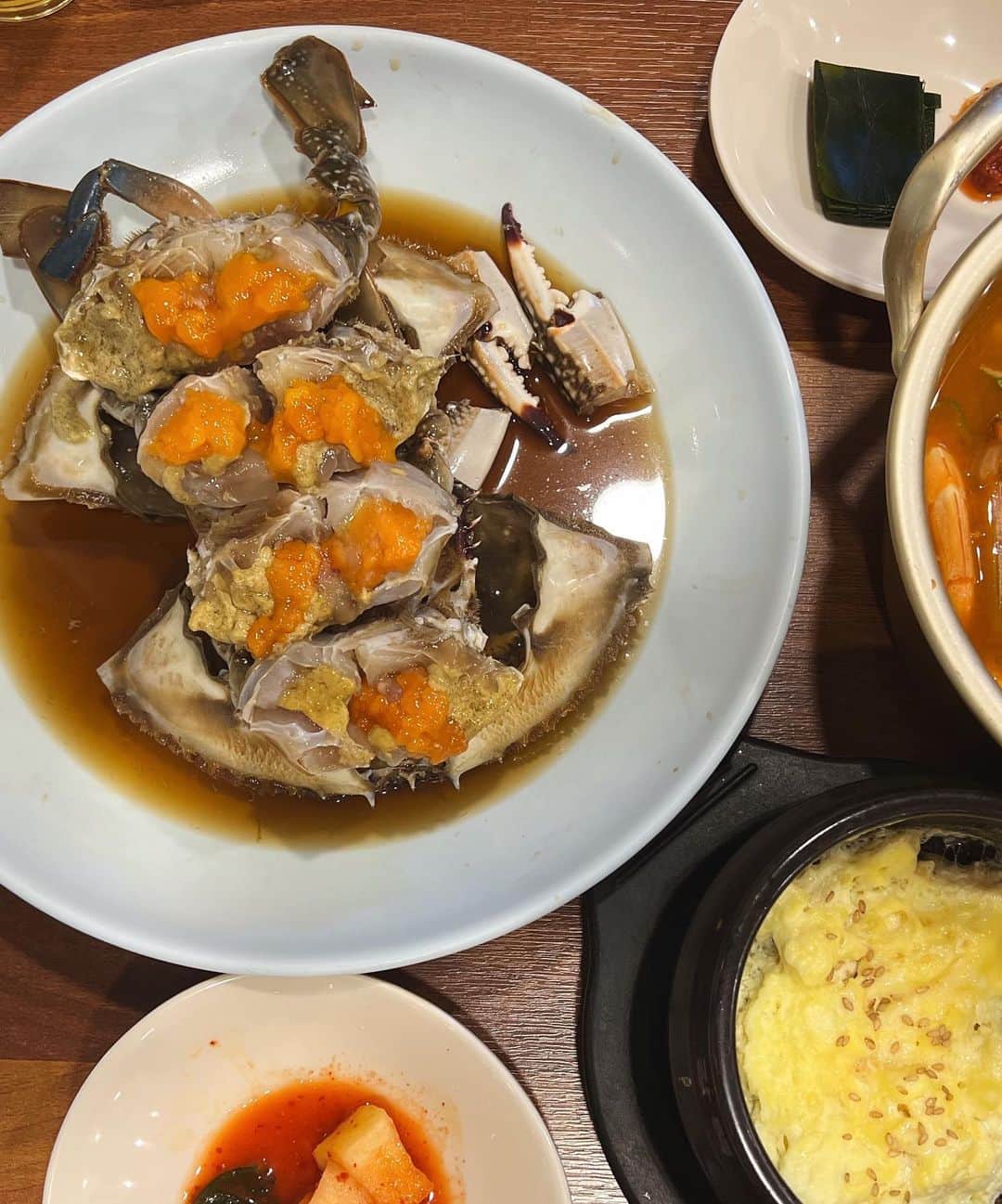 ヒロタナギサのインスタグラム：「_  韓国でカンジャンケジャン食べるならここ🦀 📍#元祖馬山ハルメアグチム   人生でこんなに新鮮でぎっしり身の詰まった 濃厚なカンジャンケジャン食べたの初めてで感動した😭♡  最後にご飯入れて食べたらもう、、 爆弾級の美味しさでした🥲  (お値段はこれで¥8,000という可愛くない値段ですがww)  お店も24時間やってて ケランチムとキムチとかの小皿はサービスだよ✌︎  #nagisatrip  #韓国旅行 #韓国グルメ #カンジャンケジャン #江南グルメ」