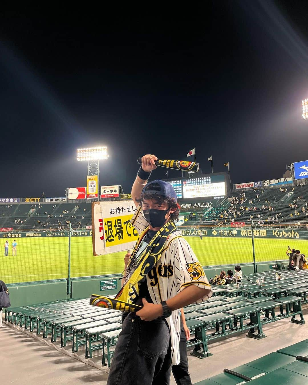 加藤清史郎さんのインスタグラム写真 - (加藤清史郎Instagram)「・ 推しがプロ初のサヨナラヒットを打ちました。 しかもご両親が観にいらっしゃってる前で！！  いやー、カッコ良すぎる。 カッコ良過ぎます。  インタビューも最後までカッコ良すぎるがな  「繋いでもらったので、もう絶対俺が決める、っていう強い気持ちがあったんで」って  🎵"熱き心乗せたスイング"  そのまんまじゃないですか！！！  はぁ、ここじゃ書ききれないので、阪神ファンの親友と電話してきます。  あ、ちなみにこの前のヤクルト戦は、 神宮で現地観戦でした。  写真は、去年夏、夏向と甲子園現地観戦時の写真です。笑上下反対…笑)  #おめでとうございます #木浪聖也 選手 #アカン阪神アレしてまう #are #アレ #甲子園 #興奮し過ぎて洗濯物取り込むの忘れてた #大森夏向」5月3日 21時25分 - kato_seishiro_official