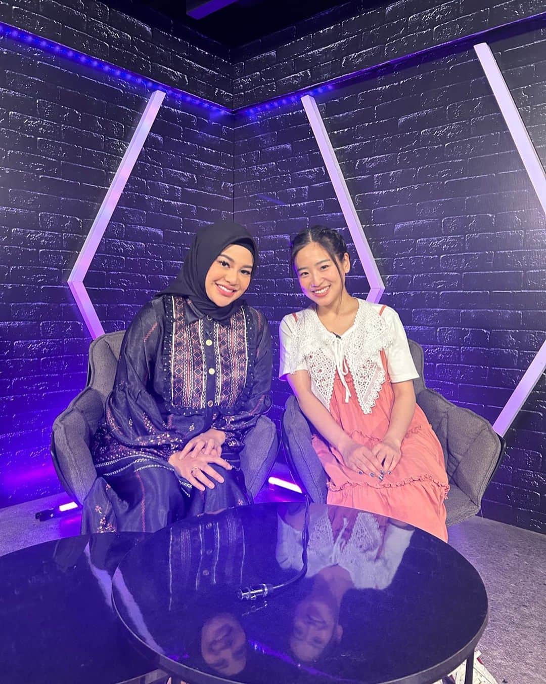 仲川遥香のインスタグラム：「Hari ini Shooting bareng sama aurelie.hermansyah 🩶 Cantik banget mama aurel🥰 Thank you….  #indonesia #jakarta #shooting #ジャカルタ生活 #撮影 #仲川遥香」