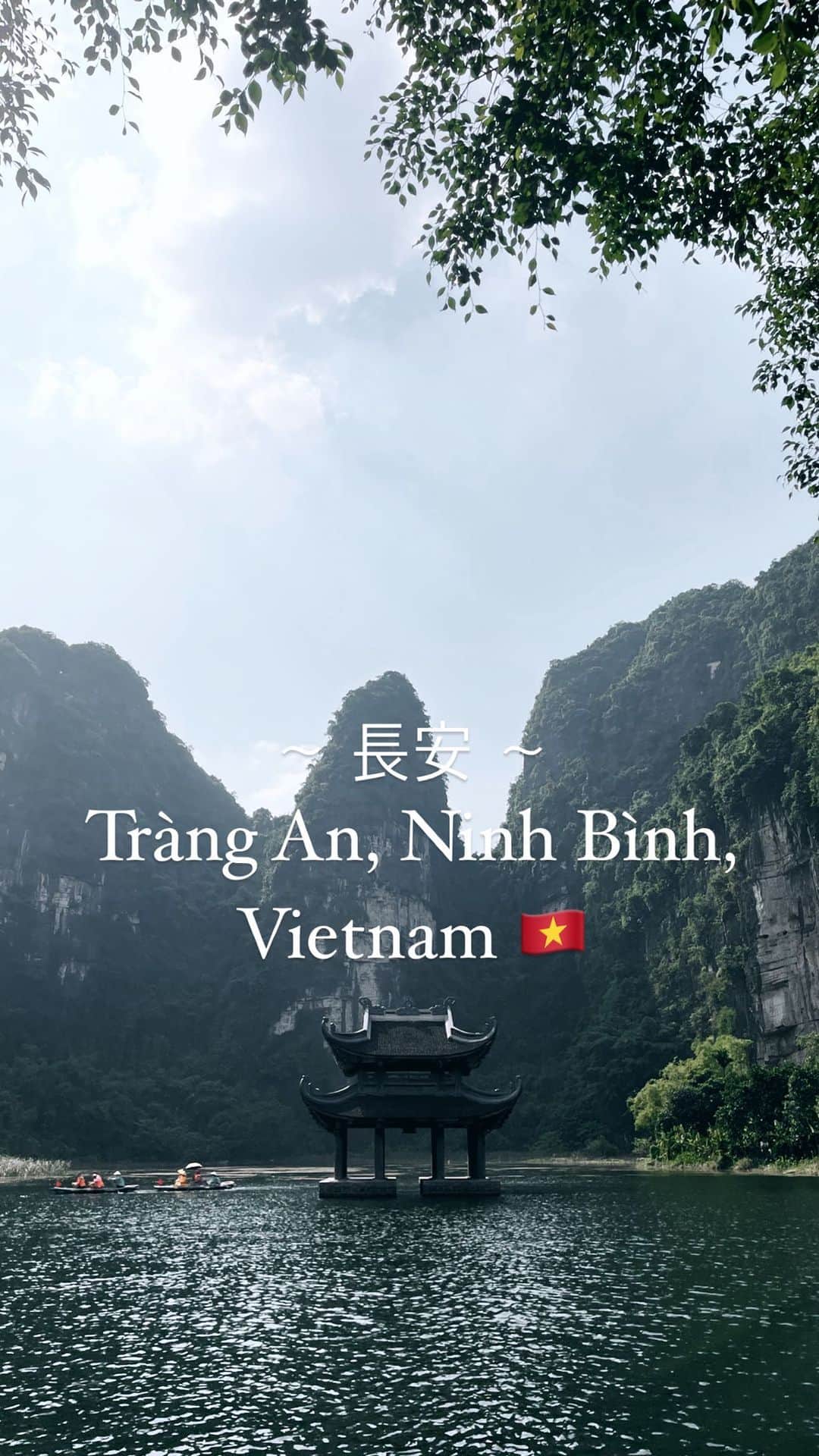 Akiのインスタグラム：「. Tràng An, Ninh Bình, 🇻🇳 . . . . . . . . . . . #ベトナム #ハノイ #ベトナム旅行 #ハノイ旅行 #vietnam #hanoi #vietnamtravel #🇻🇳 #girlstrip #asiagirl #女子旅 #海外旅行 #tranganninhbinh #trangan #ninhbinh #長安 #チャンアン #ニンビン #长安 #tràngan #ninhbinh #hangmua #hangmúa #hangmuacave #ハンムア」