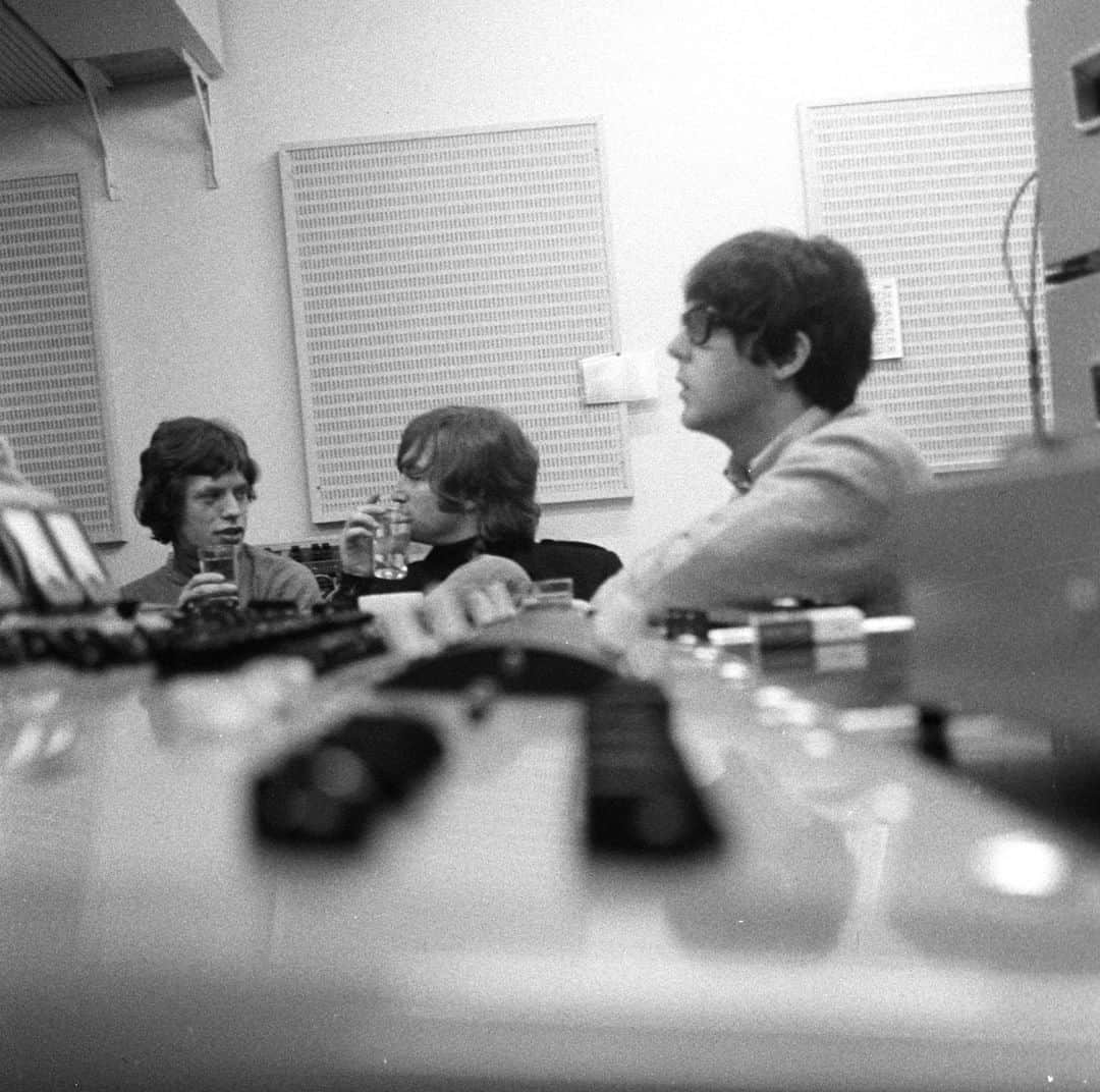 The Beatlesさんのインスタグラム写真 - (The BeatlesInstagram)「Mick Jagger visits the band during a Revolver recording session, #1966.⁠ ⁠ #TheBeatlesRevolver⁠ @johnlennon @paulmccartney @georgeharrisionofficial @ringostarrmusic @mickjagger⁠ ⁠ Photo © Apple Corps Ltd.」5月3日 20時00分 - thebeatles