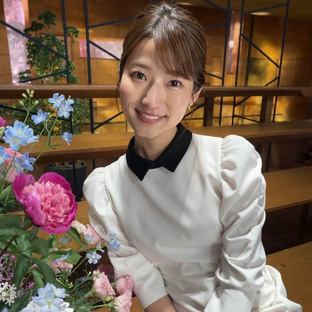 テレビ朝日アナウンサー公式さんのインスタグラム写真 - (テレビ朝日アナウンサー公式Instagram)「夜9時54分からは #報道ステーション  「報道ステーションのスタジオには、季節の草花が素敵に生けて飾られています。 ある日のスタジオには私の大好きな芍薬が！ 月曜日には蕾でしたが、毎日開いていって見るのが楽しかったです。 皆さんの好きな花は何ですか？  #安藤萌々 」  #テレビ朝日 #テレ朝 #アナウンサーズ」5月3日 20時00分 - tvasahi_announcers