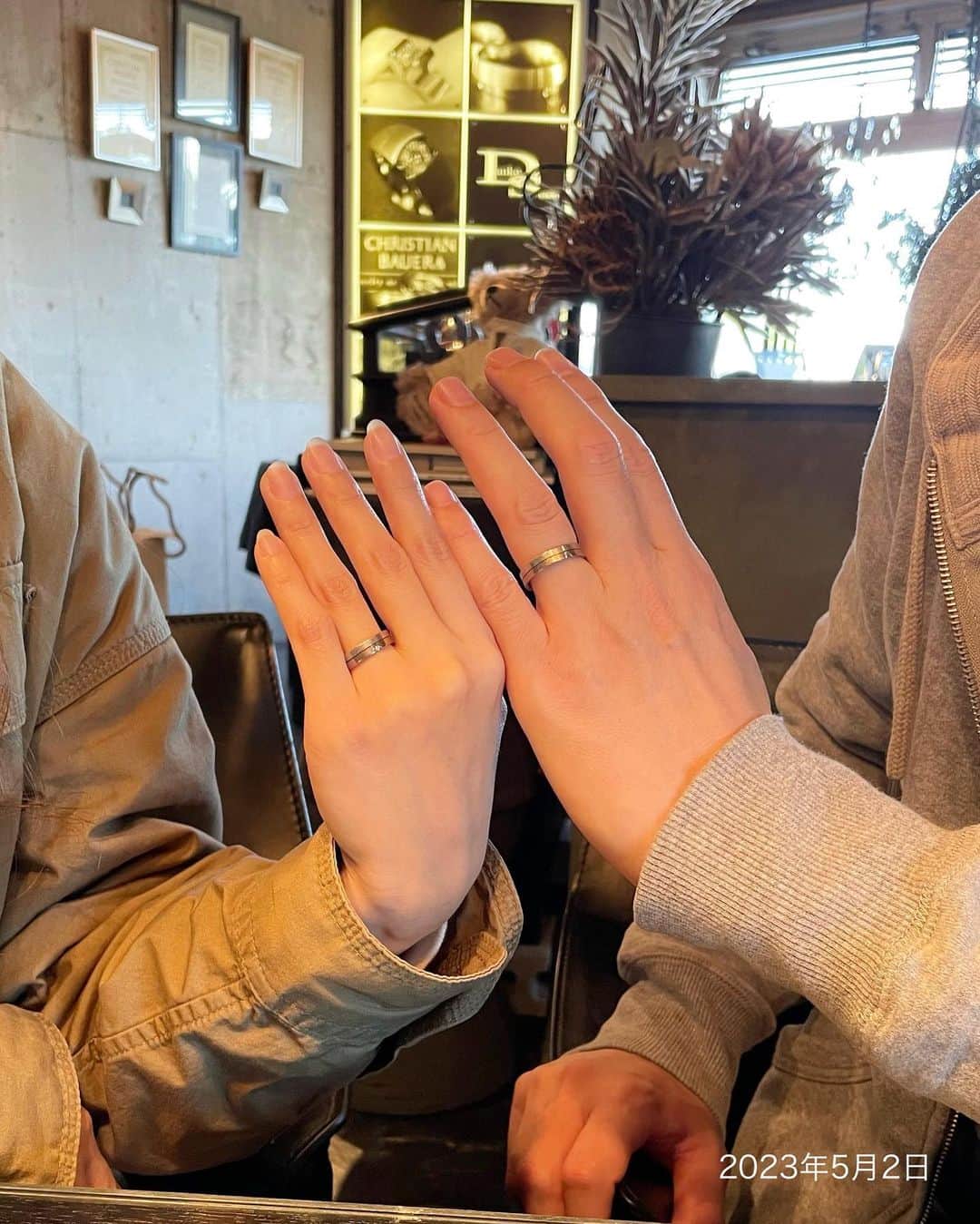 Danke schön ダンケ 金沢 結婚指輪 鍛造さんのインスタグラム写真 - (Danke schön ダンケ 金沢 結婚指輪 鍛造Instagram)「・ ・ 今日のバウアーさんは 久しぶりの🤭 ・ ・ 「あれから…」シリーズ ・ ・ 今回は愛用歴3年の御夫婦が 指輪の洗浄…と言うより 奥さんの…で🤭 ・ ・ 3年前の 「お引き渡しの儀」以来の再会 ・ ・ ドア開き顔見た瞬間から 3年前の続きのように ・ ・ あーでもない こーでもない の あの時間に タイムスリップ ・ ・ いつもこうして 数年後・数十年後に再会しても みんな変わらず慕ってくれて ・ ・ 寧ろあの当時より 親近感が湧いてるかな？と 思うくらいに ・ ・ きっとそれは 選び抜いた指輪に対して 自信を持っているからだと思う ・ ・ そして、何よりこうして 再会してでも話題が尽きないのは ・ ・ やっぱり指輪を選び抜くまでの間に どれだけ会話をしたかだと思う。 ・ ・ 「売ります！」「買います！」だけの関係性ならば ・ ・ きっとこんな愛用歴シリーズの写真は 撮影出来なかっただろうなぁって思うのです。 ・ ・ だってみんな自分の指輪が 1番だと思っているし👍🏻 ・ ・ どうやら 撮影して欲しいらしい…🤭 （カメラは素人の店主なのに🤔） ・ ・ 指輪に小傷が入って 喜べるなんてなかなか マニアなDankeのお客様達です。 ・ ・ 旦那さんは再会していた時間に 何度も何度も話してくるた言葉 ・ ・ それは ・ ・ 1番最初にバウアーを見た時は 正直！価格にもびっくりしたけど ・ ・ この指輪に対して一度も後悔した事が無い。 寧ろ今は満足しなかいし 買って良かったとつくづく思うって ・ ・ 形あるモノをお引き渡しする者として 最高の褒め言葉を頂きながら再会🤝 そしてお約束の記念撮影 ・ ・ 📷2お引き渡しの儀の日 📷3今回同じ構図で記念撮影 この御夫妻手が似てませんか？ そっくり…どっちがどっち⁈と言うくらいに ・ ・ しかも構図までバッチリ！ ・ ・ これからは3の倍数でここに来て 記念撮影する？と ・ ・ こう言う時間も含めて 御夫婦にとっての『真円物語』がまだまだ続く ・ ・ 店に来る😁口実らしいです🤭 そんな口実がなくてもいつでも 皆さん寄ってくださいね。 ・ ・  【鍛造削り出し】 🇩🇪クリスチャンバウアー 専門店 ・ ・ ワンランク上をいくノウハウの クリスチャンバウアーの選び方なら 『Danke schön 』 ・ ・ ・ —— 𝐃𝐚𝐧𝐤𝐞——— ▪︎ Instagramプロフィール 🔜 @danke2005  —————————————————————𝐒𝐜𝐡⍥𝐧——— ・ ・ #クリスチャンバウアー金沢 #鍛造指輪 #鍛造リング #結婚指輪 #結婚指輪オーダー #切削加工 #結婚指輪探し #結婚指輪選び #指輪探し #指輪選び #マリッジリング #結婚指輪金沢 #金沢結婚指輪 #セカンドリング #結婚指輪買い替え #地金屋鍛造 #ブライダルリング #結婚記念日 #ベビーリング #ドイツリング #自分へのご褒美   ------------------------------------------✈︎ ---------  鍛造削り出し 🇩🇪クリスチャンバウアー 専門店 『𝐃𝐚𝐧𝐤𝐞 𝐬𝐜𝐡⍥𝐧』 ・ • 営業時間 am11:00〜pm9:00 • 定休日 : 木曜日 • 駐車場 : 店舗前OK • ご予約 : 優先 ・ ・ ——𝐃𝐚𝐧𝐤𝐞——————————————— ▪︎トップページ 🔜 @danke2005 ———————————————————-𝐒𝐜𝐡⍥𝐧—————」5月3日 19時53分 - danke2005