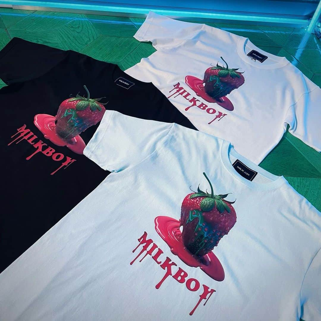 ミルクボーイさんのインスタグラム写真 - (ミルクボーイInstagram)「MILKBOY 2023 SUMMER COLLECTION  BERRY TEE ¥8,140-. size:M/XL  溶けたイチゴとブランドロゴが大きくプリントされたカットソーが入荷しました🩸🍓 男女問わずお使いいただける2サイズ展開 夏のコーディネートの主役におすすめの一枚です☑️」5月3日 19時54分 - milkboyharajuku