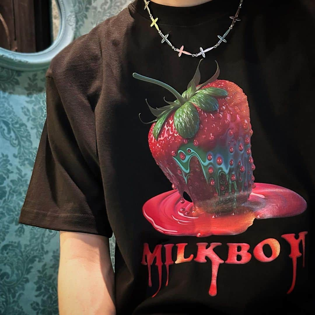 ミルクボーイさんのインスタグラム写真 - (ミルクボーイInstagram)「MILKBOY 2023 SUMMER COLLECTION  BERRY TEE ¥8,140-. size:M/XL  溶けたイチゴとブランドロゴが大きくプリントされたカットソーが入荷しました🩸🍓 男女問わずお使いいただける2サイズ展開 夏のコーディネートの主役におすすめの一枚です☑️」5月3日 19時54分 - milkboyharajuku