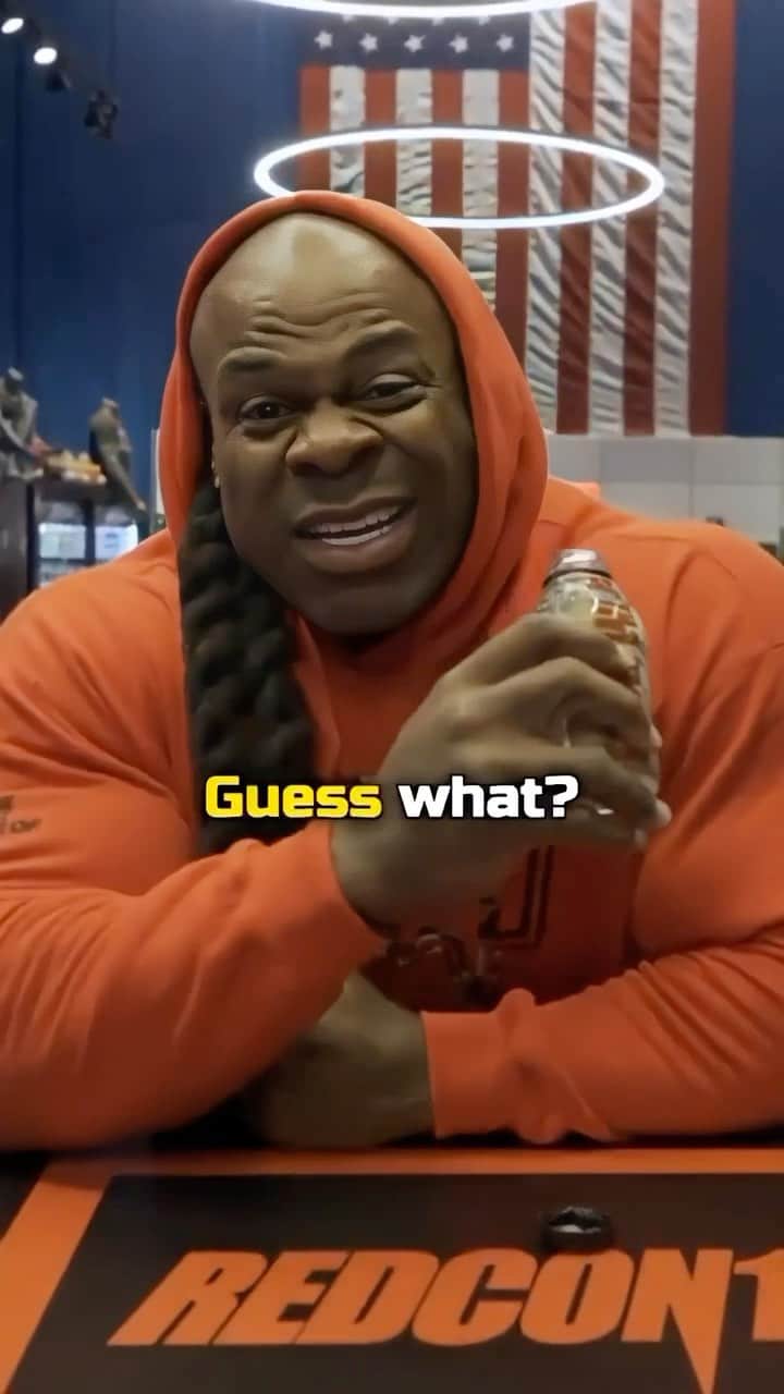 カイ・グリーンのインスタグラム：「Train Harder Than Ever Before ✔️ Comment Your Favorite Flavor Below👇🏾  Looking for the answer to unleashing battle with iron? Total War from @redcon1 is the blueprint for making every workout your best!  Formulated for the savage spirit inside of you, Total War floods your muscles with ingredients that increase blood flow, energy levels, and a boost in nitric oxide for the most intense, high performance workouts! Push past training fatigue w/ Redcon1 & ensure the highest state of readiness for whatever life throws at you!  LetsWORK!!! 💪🏾  #KaiGreene #Redcon1 #Reels #Fyp」