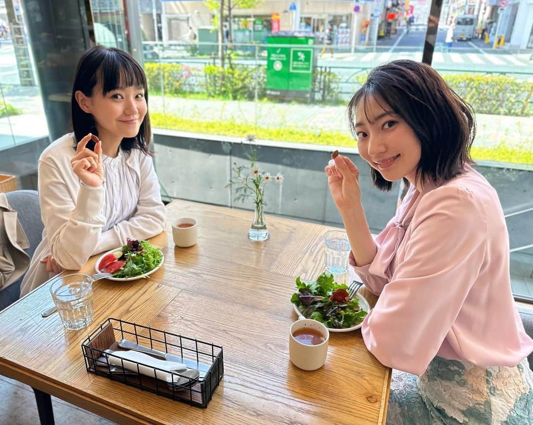 あなたがしてくれなくてものインスタグラム：「🫧オフショットをお届け🫧   第３話にて カフェのシーンを撮影中の  みち役の #奈緒 さんと  華役の #武田玲奈 さん  恋の種･･･ではなく アーモンドをつまんで📸  #あなたがしてくれなくても   第１話〜３話は #TVer で無料配信中！ プロフィール欄のリンクからチェック📺」