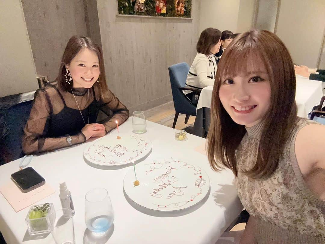 金泉紗恵子さんのインスタグラム写真 - (金泉紗恵子Instagram)「. 毎年恒例 @toneayu との”自分たちの誕生日会”🎂 今年は銀座のL'AFFINAGEで✨ ⁡ アミューズはコンビーフとグレープフルーツ×チーズ×オリーブオイル⭐️ 比較的さっぱりでした🙆‍♀️ ⁡ ホワイトアスパラガスとホタテ貝のポワレはホタテ貝に旨味が凝縮してておいしかった🥹 その後も穴子にスズキとお魚が続きましたが、どちらも香りがとても良く、お魚の味を引き立てるソースもおいしかったです🥰 メインのお肉は仔羊背肉のロースト！ ボリュームも十分で満足👏 ⁡ デザートは玄米茶のブランマンジェ🍨 アミューズとデザートにたっぷりのオリーブオイルがかかっていたのですが、こちらのお店のために絞ったものだそうで、オリーブオイルがおいしくてとても印象に残っています🤩 最後にゆっくりコーヒーをいただいて、のんびりお喋りを楽しめました☺️ こじんまりとしたお店ですが、全体的にグレーの内装で、お隣の席とも程よい距離感で居心地がよかったです🤍 ⁡ 最初に出てきたデザートに文字が書かれてなかったので、誕生日プレートは忘れられたかと思いましたが、最後にプレートだけ出てきました😁 気づいたら２人ともアラフォーになりましたが、これからも元気に毎年恒例行事をやっていきましょー😇 . #ランチ #誕生日プレート #誕生日ランチ #銀座 #銀座グルメ #誕生日会 #フレンチ #フレンチレストラン」5月3日 20時01分 - saeko_kanaizumi