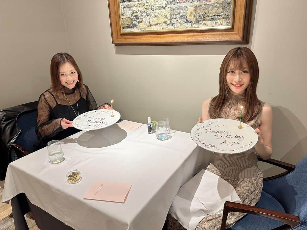 金泉紗恵子のインスタグラム：「. 毎年恒例 @toneayu との”自分たちの誕生日会”🎂 今年は銀座のL'AFFINAGEで✨ ⁡ アミューズはコンビーフとグレープフルーツ×チーズ×オリーブオイル⭐️ 比較的さっぱりでした🙆‍♀️ ⁡ ホワイトアスパラガスとホタテ貝のポワレはホタテ貝に旨味が凝縮してておいしかった🥹 その後も穴子にスズキとお魚が続きましたが、どちらも香りがとても良く、お魚の味を引き立てるソースもおいしかったです🥰 メインのお肉は仔羊背肉のロースト！ ボリュームも十分で満足👏 ⁡ デザートは玄米茶のブランマンジェ🍨 アミューズとデザートにたっぷりのオリーブオイルがかかっていたのですが、こちらのお店のために絞ったものだそうで、オリーブオイルがおいしくてとても印象に残っています🤩 最後にゆっくりコーヒーをいただいて、のんびりお喋りを楽しめました☺️ こじんまりとしたお店ですが、全体的にグレーの内装で、お隣の席とも程よい距離感で居心地がよかったです🤍 ⁡ 最初に出てきたデザートに文字が書かれてなかったので、誕生日プレートは忘れられたかと思いましたが、最後にプレートだけ出てきました😁 気づいたら２人ともアラフォーになりましたが、これからも元気に毎年恒例行事をやっていきましょー😇 . #ランチ #誕生日プレート #誕生日ランチ #銀座 #銀座グルメ #誕生日会 #フレンチ #フレンチレストラン」