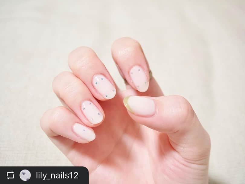 【PLANET NAIL（プラネット ネイル）】公式のインスタグラム：「✰✰✰ ━━━━━━━━━━━━━ @lily_nails12 さま♡  PLANET NAIL ラメネイル PLB 15 巡る流星群 を使ったシンプル可愛いネイルデザインのご紹介ありがとうございます🥺🫰💕  シンプルだけどこんなに可愛いならすぐ真似したくなっちゃいますよね👩‍❤️‍💋‍👩✨✨  ╍ ╍ ╍ ╍ ╍ ╍ ╍ ╍ ╍ ╍ ╍ ╍ ╍ ╍ ╍ ╍    シンプルネイル ✴︎ 　  ﹋﹋﹋﹋﹋﹋﹋﹋﹋﹋﹋﹋﹋﹋﹋﹋﹋﹋ 𖥣 ホワイト @canmaketokyo N29 𖥣 グリーン @causettejoli OOBAKO OSANASUGATA 𖥣 キラキラ @planet.jp PLB 巡る流星群  ﹋﹋﹋﹋﹋﹋﹋﹋﹋﹋﹋﹋﹋﹋﹋﹋﹋﹋  #セルフネイル #セルフネイル初心者 #ワンカラーネイル #マニキュア #マニキュアネイル #シンプルネイル」
