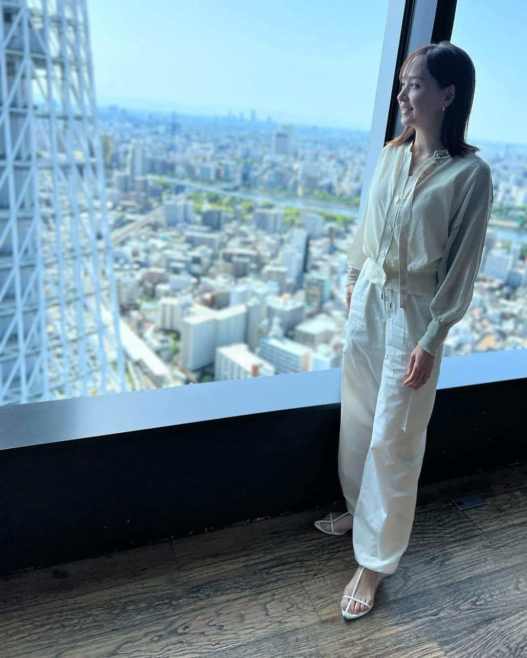 乙黒えりのインスタグラム：「@eimee_law_official のカーディガンは透け感とワンポイントのリボンがかわいい✨  絶景で気持ちよく美味しい食材を使ったお料理が食べられる🍽️お友達とのランチやお祝いディナーにもオススメ✨　@lasolaseed   #ソラマチ  #カーディガン　@eimee_law_official  #パンツ　@gu_for_all_ #カーゴプルオンパンツ #サンダル　@jilsander  #ママコーデ#ママファッション #カーゴパンツ」