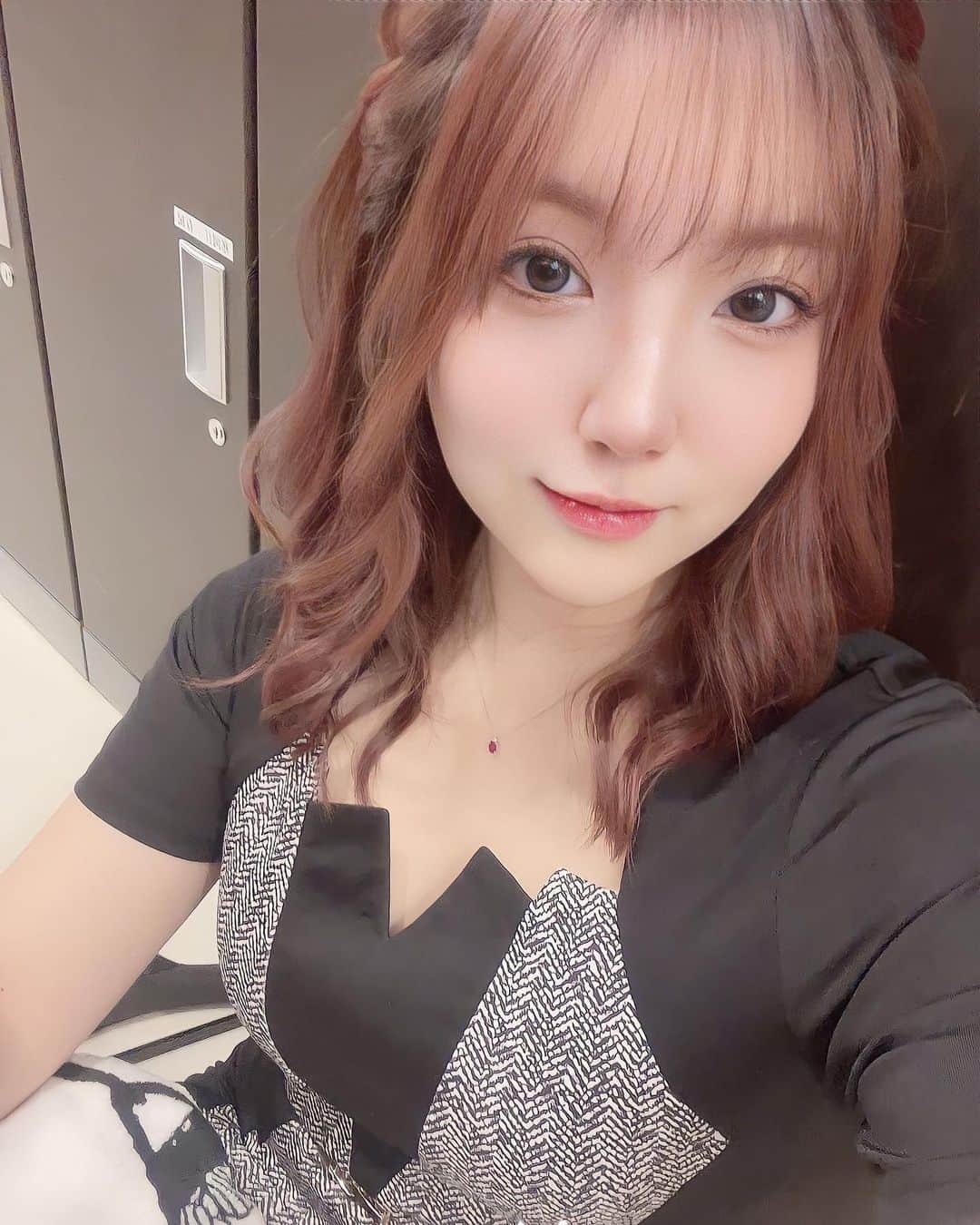 のインスタグラム：「‪ꔛ‬♡‪ 今日も元気に出勤でーす！！！！ 今日は久しぶりに昼間に起きたんだよ！偉いね！起きてとろろご飯食べる気だったから早起きしたの！でもお米無くて食べれなかった！w とろろご飯はまた今度だな😭  #バルセロナグループ #ピーアンドジェー #札幌 #すすきの #ススキノ #キャバクラ #キャバ嬢 #キャバクラ嬢 #ニュークラブ #ニュークラ #ニュークラ嬢 #キャバ #ラウンジ #ラウンジ嬢 #ガールズバー #ホステス #すすきのキャバクラ #すすきのキャバ嬢 #すすきのグルメ #札幌旅行 #美人 #美女 #可愛い #可愛い女の子 #銀座 #六本木 #北新地 #錦 #中洲 #オタク」