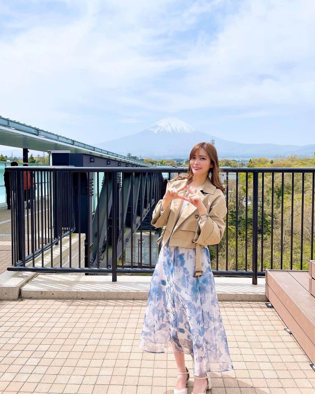 橋本真帆のインスタグラム：「♡ . . GWですねー！ みんな何して過ごしてますか☺️？ 少し前に母と御殿場行ってきたので 富士山ポーズ😂🗻 . 運転すき🚗 . . . . #富士山 #御殿場アウトレット #4月」