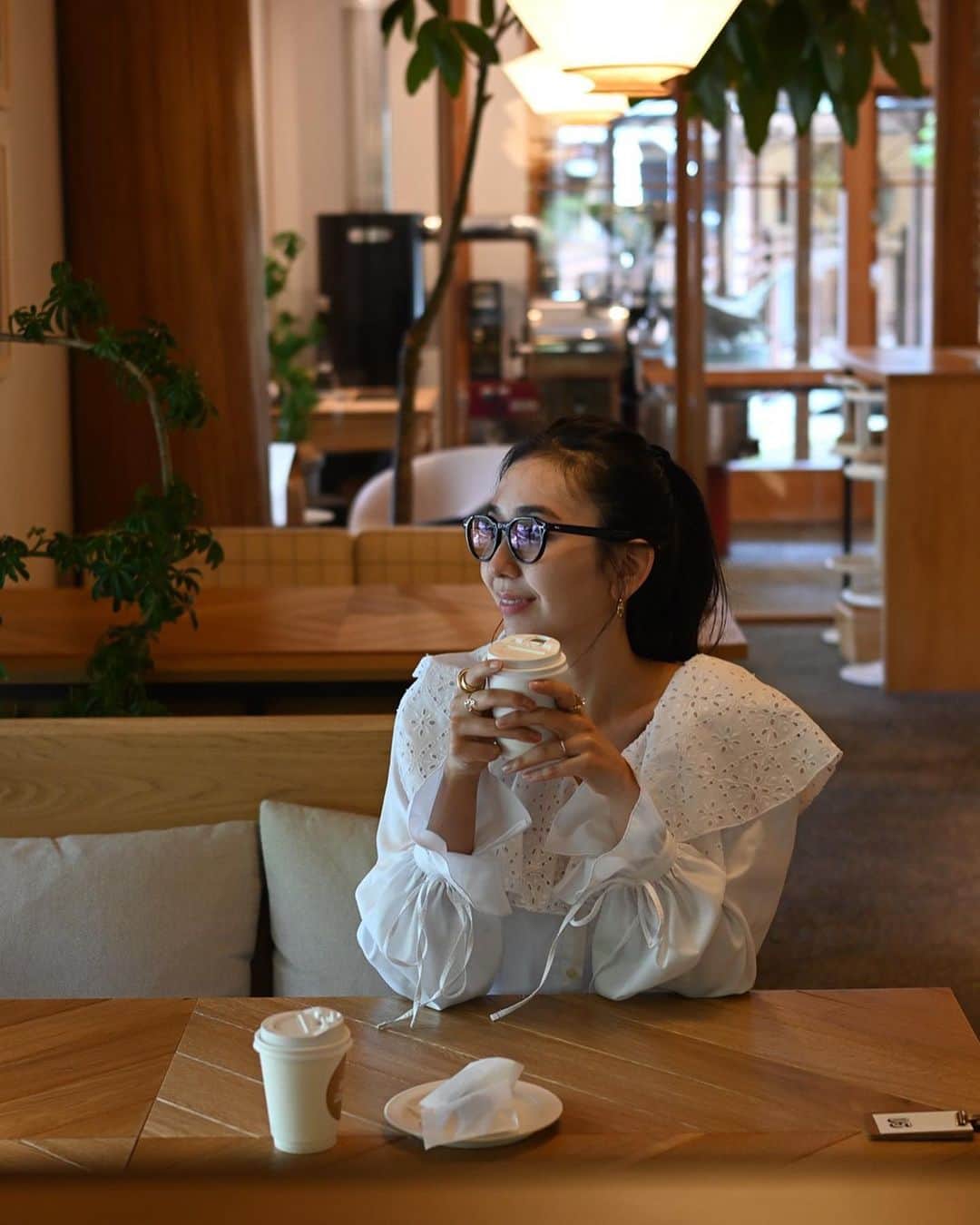 鈴木詩織さんのインスタグラム写真 - (鈴木詩織Instagram)「静岡2日目🍃  すっかり虜になってしまった「The Coffee roaster」カフェ☕️ 匠宿内にあるのですが、伝統工芸を使った内装と雰囲気が本当に素敵でたまらなかった🤍コーヒーも美味しかったよん🤭(1〜3枚目)  富士山と茶畑からのサンライズ✨ 鳥の囀りが響き渡って、雲海も少し見えて最高の景色でした☺️日の出なんて見たのいつ以来だろう。 早起きした甲斐がありました💗(4,5枚目)  種類豊富なお茶を取り揃えている「Chagama」さんにも伺いました🍵 新茶の更に先取り「大走り新茶」試飲したり、お茶のボトリングティーやティーエスプレッソを頂いてお茶を堪能したよ😌(6〜8枚目)  お茶染めを体験！お茶で染められたミニバッグに好きな柄と文字を入れてオリジナルバッグを作成しました🫡使わなくなった茶葉を使ってとってもサスティナブル🍃他にも色々な伝統工芸体験ができるみたいなのでやってみたいなぁ(9,10枚目)  行くたびに新しい静岡が発見できるので本当に楽しかった♡ お茶はもちろん、伝統工芸だったり他の静岡の魅力にも触れることができて大満足な旅でした！ リリーも連れて行きたいなと思ったスポットがいくつもあったので、いつか行けたらいいなっ🐶💗  今回訪問したするがに関する情報は @visit_suruga.jp からも見れます🙆🏻‍♀️  @suruga_traveler #するとら#visitsuruga#静岡観光#匠宿#茶畑#chagama」5月3日 20時09分 - shiorin0802suzuki