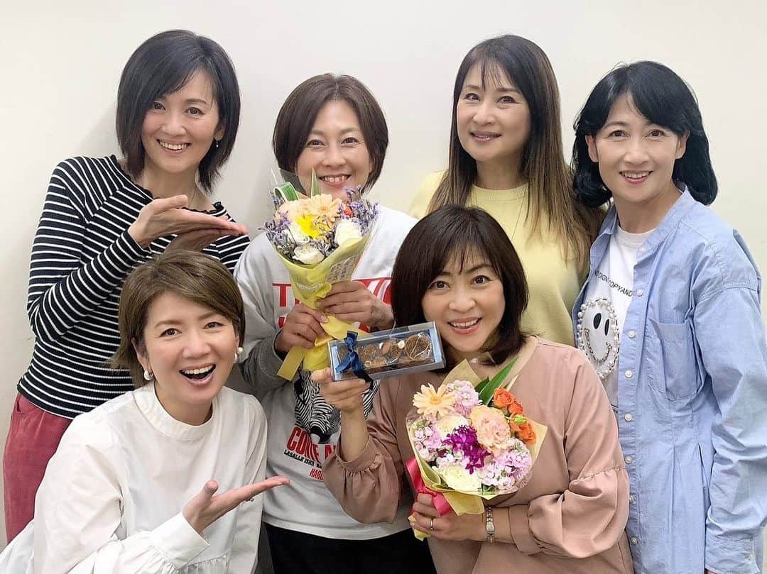 松本明子のインスタグラム：「お神セブン  83年デビュー同期と集まりました。 森尾由美ちゃん「はやく起きた朝は…」30周年おめでとう㊗️ショートもお似合い👍 私の誕生日もお祝いしてくれました！大沢逸美ちゃんからバルーン🎈も！皆様ありがとうございます🙇‍♀️ 皆そろって今年はデビュー40周年！記念の年にしたいですね！ 木元ゆうこちゃんもYouTube始めました。 森尾由美ちゃん5/5（金）12時〜インスタライブ！ 小林千絵さん、桑田靖子さん、大沢逸美さん出演 5/14(日)19時〜「オールスター合唱バトル」放送」