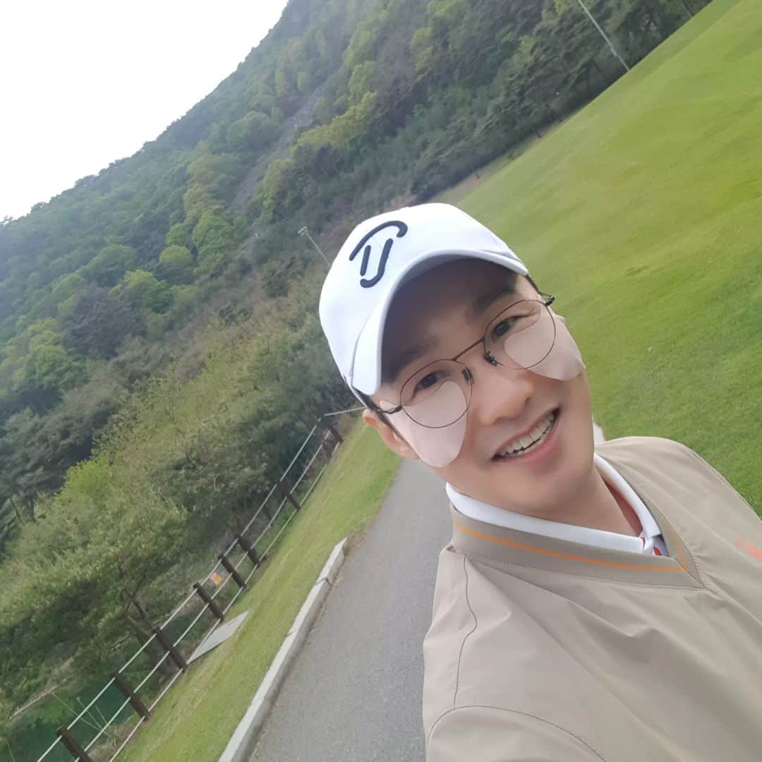 ファン・ドンジュさんのインスタグラム写真 - (ファン・ドンジュInstagram)「문경자선골프대회^^ 좋은곳에 초대해주셔서 오랜만에 머리도 식히고 힐링하고 왔네요!!!^^ 근데 골프실력은 총체적난국...ㅎㅎㅎ 골프채를 얼마나 휘둘렀는지 온몸이 근육통!!! 배움의 필요성을 절실히 느끼고 왔네요^^  #문경 #자선골프대회 #골프  #자연 #힐링  #chucuchu #츄쿠츄」5月3日 20時01分 - hwang_dongjoo