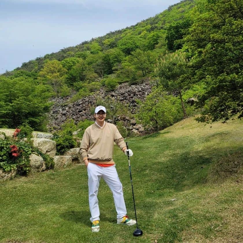 ファン・ドンジュさんのインスタグラム写真 - (ファン・ドンジュInstagram)「문경자선골프대회^^ 좋은곳에 초대해주셔서 오랜만에 머리도 식히고 힐링하고 왔네요!!!^^ 근데 골프실력은 총체적난국...ㅎㅎㅎ 골프채를 얼마나 휘둘렀는지 온몸이 근육통!!! 배움의 필요성을 절실히 느끼고 왔네요^^  #문경 #자선골프대회 #골프  #자연 #힐링  #chucuchu #츄쿠츄」5月3日 20時01分 - hwang_dongjoo