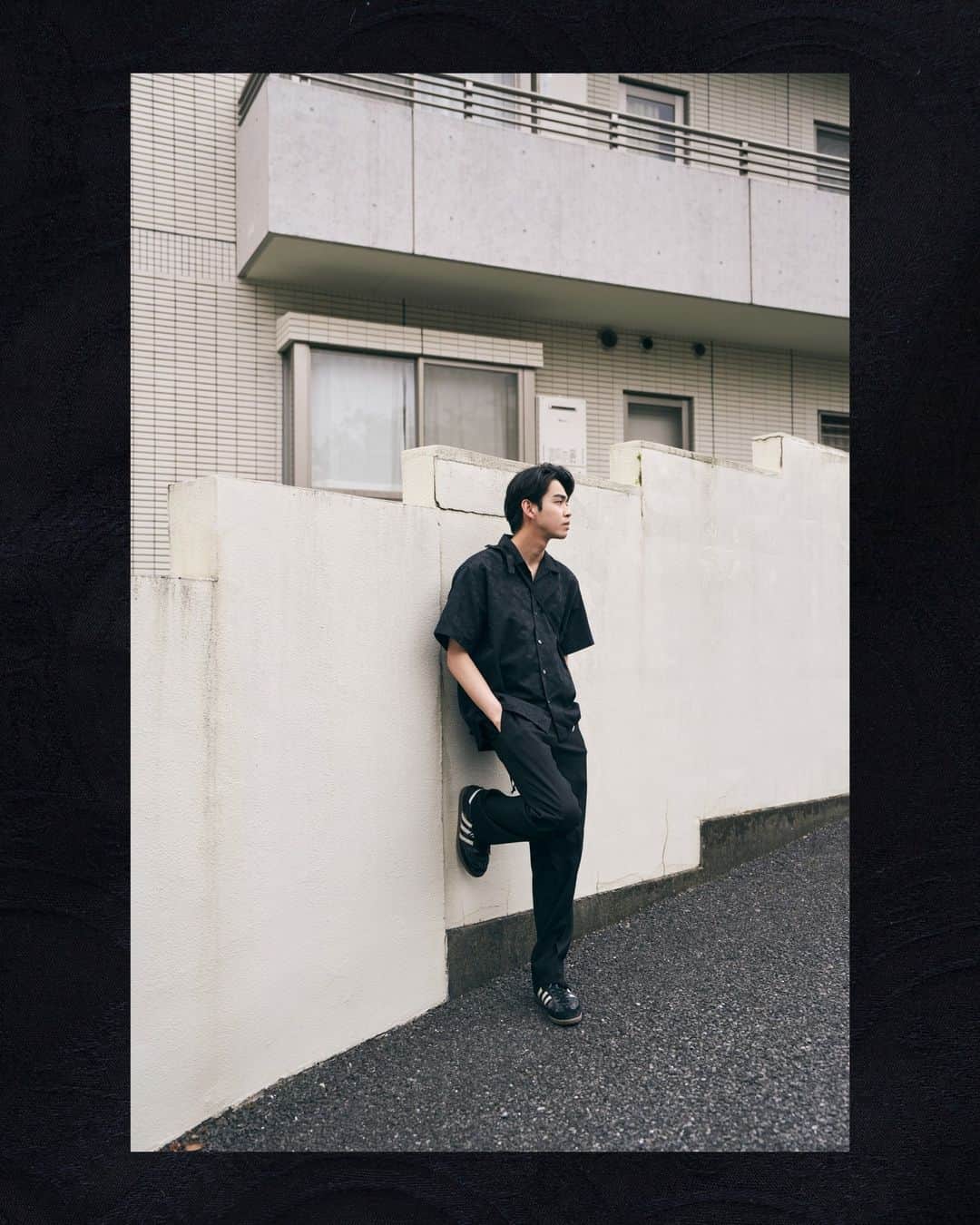 のインスタグラム：「〈SUMMER JACQUARD COLLECTION〉⁠ 中世ヨーロッパの壁紙を彷彿させるジャガード柄が特徴的なアクリル、ポリエステル、ウールの三者混生地を使用したオープンカラーシャツ。同素材のエプロンバッグ、ショーツも登場。⁠ ⁠ Now Available on bedwintokyo.com & our dealers✌⁠ ⁠ Photo : Yuka Ito【NEW COLOR】⁠ @ph_yukaito⁠ @newcolor_studio⁠ ⁠ Hair&Make-up : Naruho Maruyama⁠ @naruho_maruyama⁠ ⁠ Model : Takumi Fukunaga⁠ @takumi_fukunaga_⁠ ⁠ Edit : Ryotaro Miyazaki⁠ @rytr_myzk⁠ ⁠ #bedwinandtheheartbreakers⁠ #bedwin⁠ #ベドウィン」