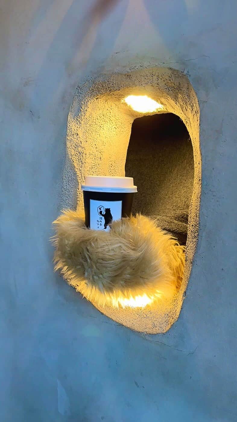 のインスタグラム：「接客が苦手な人が働くクマの手カフェ🐻 ㅤㅤㅤㅤㅤㅤㅤㅤㅤㅤㅤㅤㅤ 大阪にあるクマの手カフェ(@kumanote_cafe.osaka)の 「コーヒー」390円 「アイスカフェラテ」450円 ㅤㅤㅤㅤㅤㅤㅤㅤㅤㅤㅤㅤㅤ 大阪上本町駅から徒歩2分ほどのところにあるクマの手カフェは、心理カウンセラー学校が営むカフェ！ ㅤㅤㅤㅤㅤㅤㅤㅤㅤㅤㅤㅤㅤ ここは「メンタルが繊細な人が安心して働ける職場を作る」をコンセプトにしたお店で、人とうまく話せなかったり、接客が苦手な人達がリハビリの場として働いています🐻 ㅤㅤㅤㅤㅤㅤㅤㅤㅤㅤㅤㅤㅤ メニューにあるドリンクやパフェをお店に空いた穴から注文してしばらくすると、もこもこのクマの手がでてきて商品を手渡してくれるスタイル！ ㅤㅤㅤㅤㅤㅤㅤㅤㅤㅤㅤㅤㅤ テイクアウトだけじゃなくイートインできるカフェも併設されていて、店内にある穴から同じように商品を受け取れるようになっていました！ ㅤㅤㅤㅤㅤㅤㅤㅤㅤㅤㅤㅤㅤ この日はドリンクだけ買ったけどフルーツを使ったパフェもおいしいらしいから今度ゆっくり食べてみたい🥤🍓 ㅤㅤㅤㅤㅤㅤㅤㅤㅤㅤㅤㅤㅤ おすすめ！！ ㅤㅤㅤㅤㅤㅤㅤㅤㅤㅤㅤㅤㅤ ㅤㅤㅤㅤㅤㅤㅤㅤㅤㅤㅤㅤㅤ—————————————— 📍大阪府大阪市中央区上本町西5丁目3-11 ⏰11:00〜19:30 🛌不定休 🚃大阪上本町駅から徒歩2分 —————————————— #大阪グルメ #大阪カフェ #大阪 #osaka #クマの手カフェ #japanesefood   #大阪観光 #大阪旅行 #梅田グルメ #梅田カフェ #大阪ランチ ##カフェ巡り #カフェ好きな人と繋がりたい #japantravel #japantrip #instafood」
