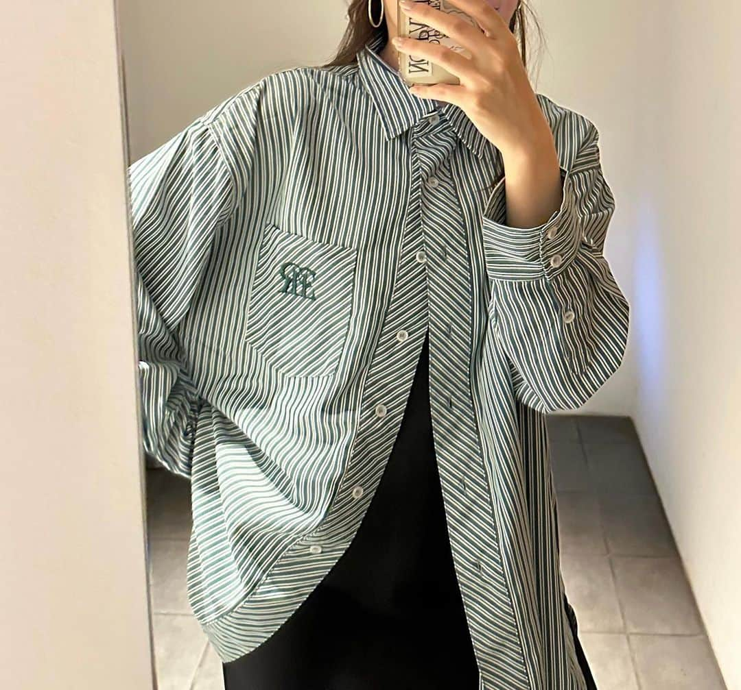 yumeさんのインスタグラム写真 - (yumeInstagram)「stripe shirt outfit 🪐🤍  ダボっとしたサイズ感と胸元の ロゴがかわいくてお気にいり😚  EVRIS / ERオーバーサイズシャツ @evris_official  @evris_snap_official   ZOZOWEEK開催中とのこと♡ 通常よりお得にGETできるみたいなので是非🍃  https://zozo.jp/sp/shop/evris/goods/69714887/?did=114551497  #tancode_ #evris #evris_snap #pr #stripeshirt  #エヴリス #ストライプシャツ #シャツコーデ」5月3日 20時03分 - tan___gram