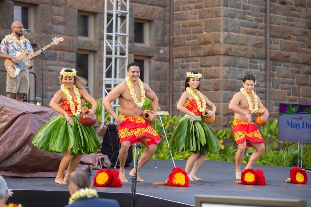 ハワイアン航空さんのインスタグラム写真 - (ハワイアン航空Instagram)「Happy Mele May♪  毎年5月1日にハワイで開催されるHawaiian Airlines May Day コンサート🌺今年は、ハワイからの豪華ゲストを迎えて、初めて日本でもコンサートを開催します！  ハワイアン航空が協賛している「Hawaiian Airlines May Day 2023 presented by Kilohana」は、5 月28 日 （日）に昭和女子大学の人見記念講堂にて初めて日本で開催されます。主な来日予定の出演者は、ハワイの グラミー賞と呼ばれている Nā Hōkū Hanohano Awards 17 回受賞のKeauhou、Robert Cazimero、Nina Kealiʻiwahamana、Kuana Torres-Kahele、Miss Aloha Hula 2010 Māhealani Mika、そしてハワイアン 航空の専属アーティストHawaiian Airlines Serenadersです🤙  「Hawaiian Airlines May Day 2023 presented by Kilohana」コンサートについて 日時： 5 月28 日(日) 17:15 開場 / 18:00 開演 会場： 昭和女子大学 人見記念講堂 （東京都世田谷区太子堂1-7-57） 主催： 株式会社オキナカラニ チケット： 6,800 円（税込）全席指定席 詳しくは、https://wearalei.jp/ をご覧ください。  5 月27 日（土）と28 日（日）の2 日間#渋谷ヒカリエ にて開催される、「HAWAIʻI EXPO 2023」（ハワイ州観光局主催）のステージでも、「Hawaiian Airlines May Day 2023 presented by Kilohana」出演者が生演奏を披露します。  HAWAI’I EXPO2023 について： 日時：5 月27 日（土）10:30-18:00／5月28 日 (日) 10:30-17:00 会場：渋谷ヒカリエ 主催：ハワイ州観光局 入場料無料  今年はライブでHawaiian Airlines May Day コンサートを一緒に楽しみましょう🙌  #MayDayConcert #Keauhou #RobertCazimero #MeleMay #Alohaのおすそ分け #ハワイ好きな人と繋がりたい」5月3日 20時04分 - hawaiianairlinesjp
