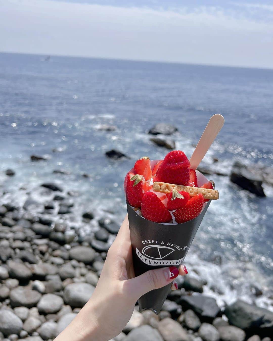 太田理恵のインスタグラム：「海を見ながらのクレープ最高だった、、🫶」
