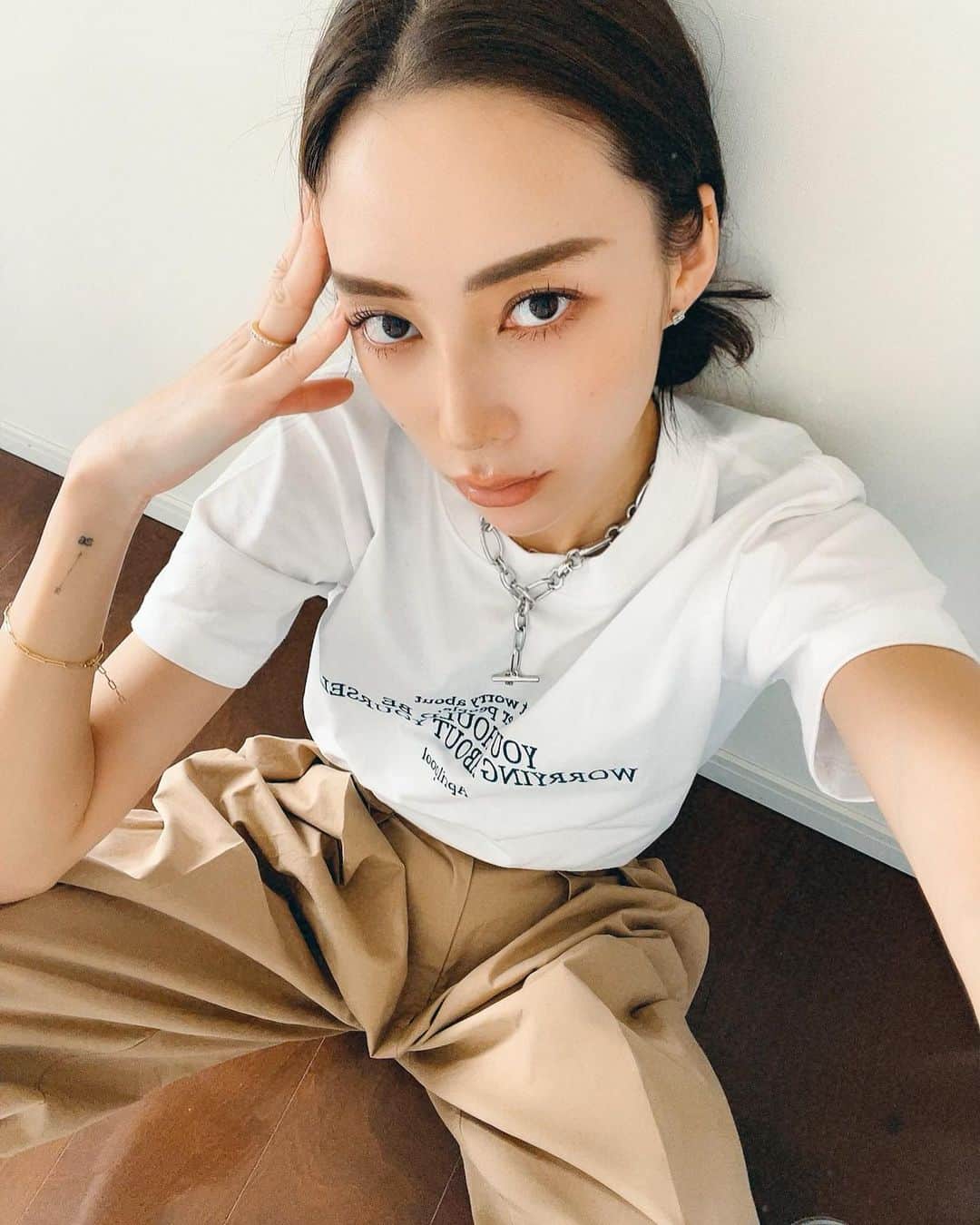 のインスタグラム：「シルバーはごつめがタイプです⛓  みなさんgwいかがお過ごしですか？ 私は昨日は一日グータラしてしまい 久しぶりすぎて幸せを感じつつ なんだかソワソワしてしまいました。🥹笑  gwは ちょっとスッキリさせたいから ちょっと絞ろうと思います😁  今日は名言Tシャツ 着た🤍  tops @things_s_like  pants @alexiastam_official  bag @celine  accessory @lohmejewelry  shoes @maisonmargiela   #outfit #ootd #coordinate #fashion #thingsslike #alexiastam #lohmejewelry #maisonmargiela #celine」