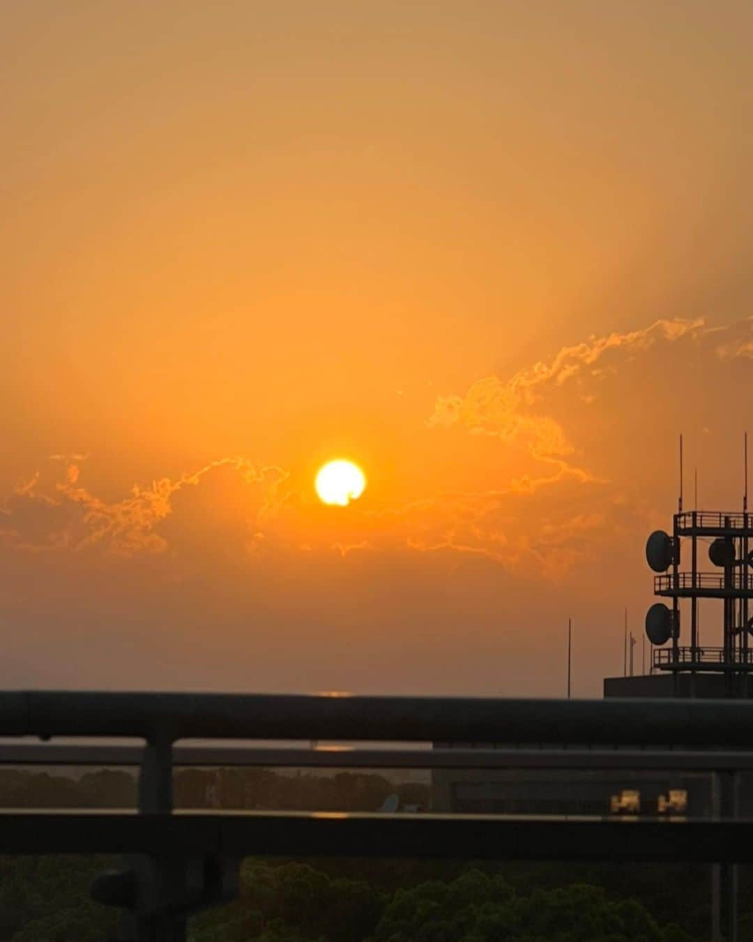 ユミ さんのインスタグラム写真 - (ユミ Instagram)「🌇🧡🫧✨  #sunset #sunsetview #orangesunset」5月3日 20時18分 - yuminchu1029