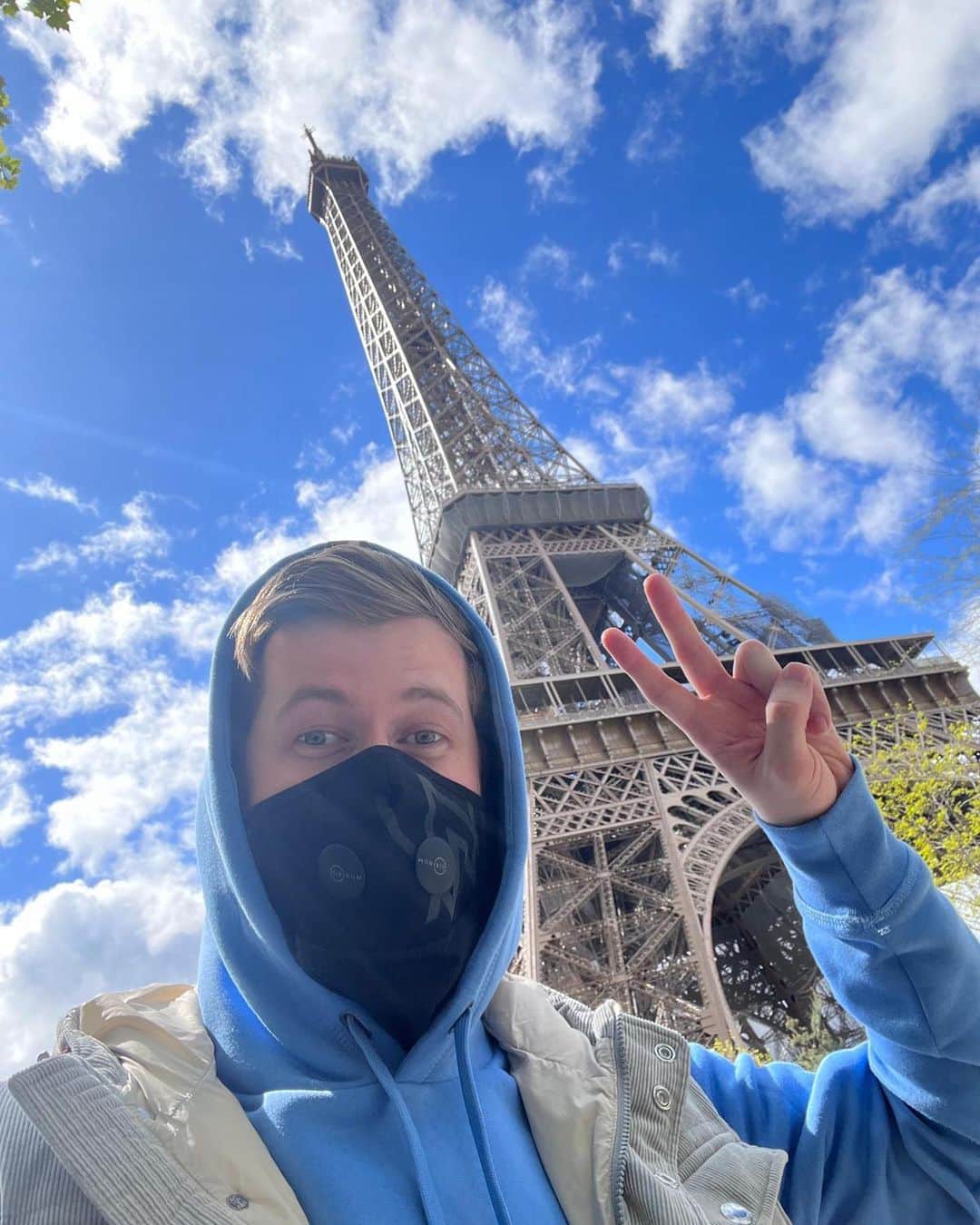 アラン・ウォーカーのインスタグラム：「Are you happy to be in Paris...? Oui 🗼🥐🇫🇷」