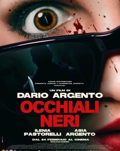 中村松江さんのインスタグラム写真 - (中村松江Instagram)「先月、イタリア・フランス合作映画、「ダークグラス(原題 Occhiali neri 2022年)」を鑑賞しました。 「サスペリア(1977年)」のダリオ・アルジェント監督が「ダリオ・アルジェントのドラキュラ(2012年)」以来10年ぶりの最新作です。 今、この時代にダリオ・アルジェントの新作を映画館で観られるとは、なんて幸せなことでしょう。 ハッキリと申しまして人を選ぶ映画ですし、“面白いから見て！”とは絶対に言えない、誰にもお薦め出来ない作品ですが、正にダリオ・アルジェントならではの良いところと悪いところが沢山詰まっている、私にはとても愛おしい映画でした。 イタリア、ローマで娼婦ばかりを狙った連続殺人事件が発生し、ターゲットになってしまったコールガールのディアナと殺人犯の攻防を描いた、いわゆる“ジャーロ(細かいニュアンスを排除してザックリと言うとホラー色の濃いサスペンス映画)”ものです。 出演は主人公ディアナに「皆はこう呼んだ、鋼鉄ジーグ」でイタリアのアカデミー賞と呼ばれるダビド・ディ・ドナテッロ賞の主演女優賞を受賞したイレニア・パストレッリ、ディアナを支えるリータにアルジェント監督の娘で、今作ではアソシエイト・プロデューサーを兼任しているアーシア・アルジェント、ディアナが起こした交通事故で両親を亡くし、彼女と親子のような関係になる少年チンに シンユー・チャンです。 なかなか良い感じの音楽はアルノー・ルボチーニが担当しています。 ディアナ演じるイレニア・パストレッリはいかにもイタリアを感じさせる女優さんで、魅力的でしたし、いつもより主張が控えめでしたがアーシア・アルジェントの出演は嬉しいし、安心感があります。 決して良い趣味とは言えない血の色や、名作「サスペリア」を思い出させる盲導犬の活躍？もファンとしては萌えポイントです。 しっかりアルジェント印が刻印された作品でした。 #歌舞伎 #中村松江 #ダークグラス #occhialineri #ダリオアルジェント #darioargento #イレニアパストレッリ #ileniapastorelli: #アーシアアルジェント #asiaargento」5月3日 20時12分 - matsue_nakamuraofficial