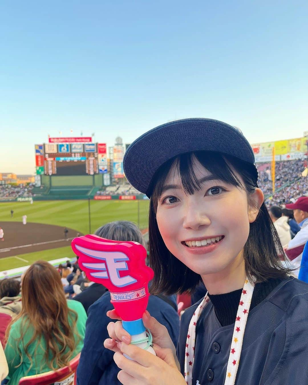 菅原智郁のインスタグラム：「今シーズン初観戦に行ってきました⚾️ GWでたまたま時間が合ったのがこの日だったのですが、まさか大好きな岸投手の歴史的な瞬間に立ち会えるなんて思いもしませんでした🥹✨️✨️ 岸さん、150勝おめでとうございます！宮城の星🌟 . 今シーズンから声出し応援も解禁！ 去年は寂しい感じがしたので、 それぞれの選手の応援歌やチャンテ、羽ばたけ楽天イーグルスを歌える幸せを噛みしめました🫶 勉強不足で、コロナ禍に入団した選手の応援歌の歌詞がわからず😂 次までにマスターして臨みます💪笑 . . #野球 #プロ野球 #⚾️ #楽天 #楽天イーグルス #Rakuteneagles #楽天モバイルパーク宮城 #わしほー #鷲が掴む #岸孝之 選手 #岸王子 #150勝 #おめでとうございます #宮城 #仙台 #菅原智郁」