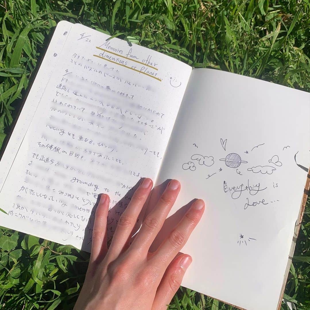 LINA（吉村リナ）のインスタグラム：「【ソウルノートの書き方がわからなくなった時】  ソウルノートの書き方について、先日Soul friendのお一人からとても良い質問をいただきました💡  「気持ちを吐き出すだけになってしまいがちだから、未来の自分のために考えを整理して生かす書き方をしたい（略）」  に対しておすすめした私流の『セルフカウンセリングワーク』をここでもShareしと思います♥️✍️  全部同じ書き方をしなくても、書き出しや書き途中に迷子になったとき、参考に使ってくれたら嬉しいです！😉  ・  ・  < 書き方 >  ①悩みや吐き出しをテーマ別に分けて、思うがまま素直に書き出す  ✍️  ②『なぜそれが悩みなのか？ 問題として捉えてるのか？』自分に問う  ▶︎自分のジャッジではなく、素直なその時の’’Feeling’’や’’心当たり’’を掘り出す✨  ✍️  ③そのときに出てきた記憶・Feelingを受け入れる時間をとる  ▶︎どんなFeelingも感じて当然。それでいいの！だから、 ’’わかるよ〜、辛かったね、よく耐えたね、それは嫌な気持ちになるよね、それが怖かったからなんだね〜’’  と、自分で自分のハートを受け入れて、認めて、感じきる✨  ✍️  ④③が自分の腑に落ちるまで消化できて、なんとなく安心できた後↓  『その悩みやFeelingを感じる・繰り返してる根の原点や理由はなんだと思う？』  と自分に質問する。  ▶︎幼少期の習慣や過去のトラウマが引金になってることが多いので、 思い当たる過去の出来事や自分の思考パターンが定着したきっかけをジャッジせずに思い出し、ピンとくるものたちを書き出していく✨  ✍️  ⑤『その執着を手放したり・自分の心身をHealingしたり・同じ悩みを繰り返さないために今から意識できることは何か？自分の意思と行動で変えられることは何か？何に気がついたか？自分に今必要と感じることは何か？』...   ▶︎未来の自分にとってポジティブな状況に繋がる質問をする✨  ✍️  ・  ・  < ポイント >  ソウルノートの１番大切なポイントは、 「心を真っ裸にして、ノンジャッジですべての考えや感情をまず受け入れること」& 「自分に沢山質問すること」だと私は思います💫  そうすると、本来カウンセラーや友人が問いかけてくれるおかげで掘り下げられる自分の心の奥の本音や埋もれてしまってる記憶、癖などを自分1人でも掘り出せるから...😌📖✍️✨  𝘐 𝘩𝘰𝘱𝘦 𝘪𝘵 𝘩𝘦𝘭𝘱𝘴 𝘺𝘰𝘶 𝘪𝘯 𝘴𝘰𝘮𝘦𝘸𝘢𝘺𝘴,   𝘓𝘰𝘷𝘦   #ソウルノート #soulnote #心のノート #セルフセラピー #セルフカウンセリング #ノート術 #ジャーナリング  #未来リナソウルノート #soulfuljourney」