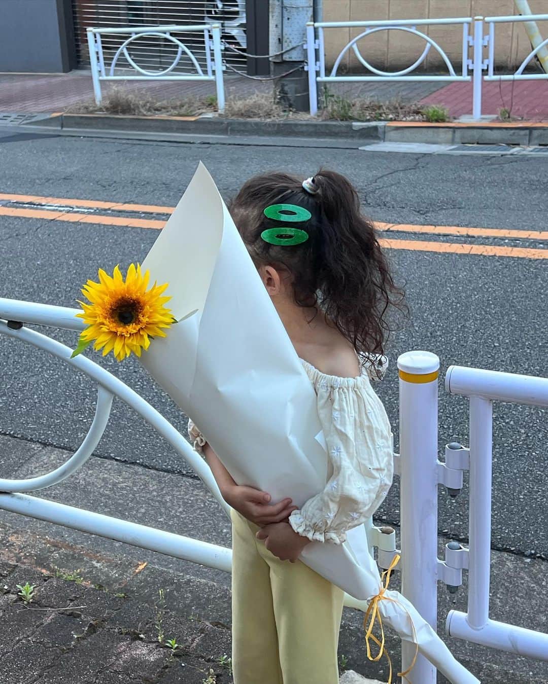 目見田早弥子のインスタグラム：「🌻💚 @kasimegu さんにお誘いいただいて @sanself____ のpopupへ💫 どこ見ても可愛いだらけで幸せでした~😵‍💫💘 長女は自分で選んだひまわりを抱えて さっそくヘアピンもつけて帰宅しました👧🏻💚  popupは明日から ✔︎ 詳しい情報はかしめぐさん(@kasimegu)の インスタをチェックしてみてください~🫶🏻💫」