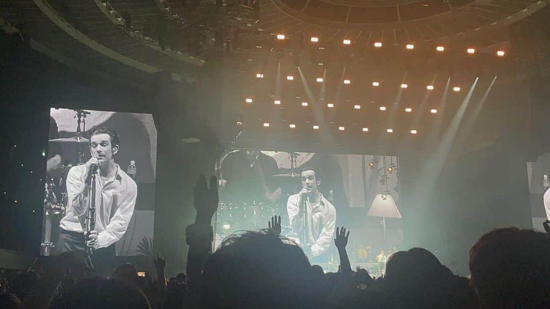 前田彩名のインスタグラム：「2023.04.30  #The1975  @大阪城ホール 光が溢れてダンサブルな夜でした✨楽しかった！ ロマンチックでキュンとする曲たちも、 サウンドと真逆の歌詞のあの曲も、 ロックに締めくくる最後も気持ちよかった！ マシューの色気、リズムの気持ちよさ💯 アダムとジョンに惚れぼれ🫶 ♪The Sound での私の体幹の弱さよ😂」