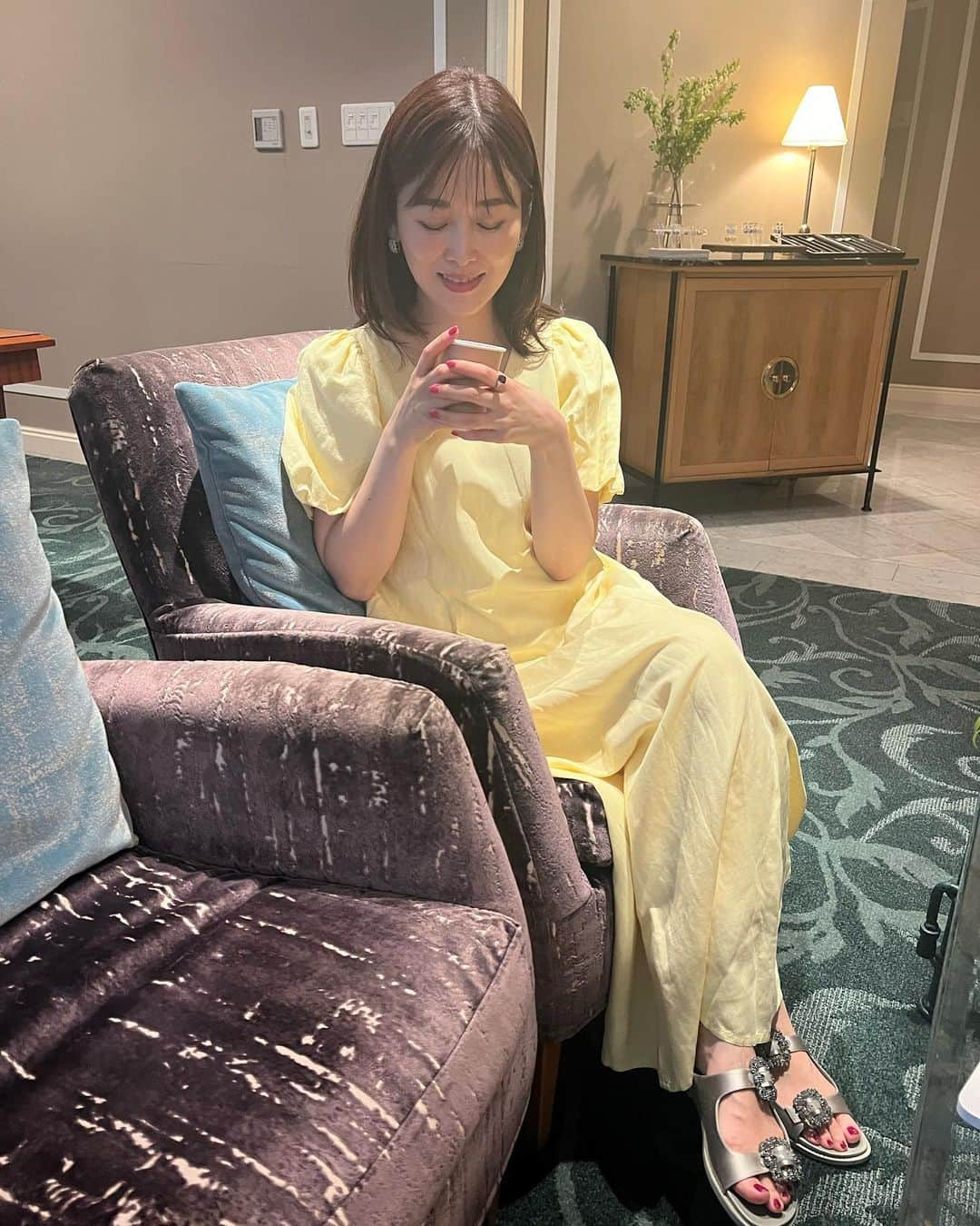 山本みらいのインスタグラム：「2日間のコーデと ジュエリーの記録。  Yellow Dress @idealuce_official  Navy Dress @_estella.k_   Jewelry  @sendan_jewelry @jewelry_by_mirai  . #ワンピース#イエローコーデ #idealuce#イデアルーチェ#sendanjewelry #jewelrylover #マノロブラニク#ハンギシサンダル」