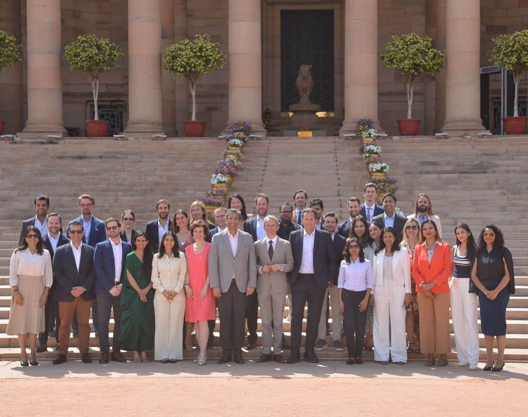 マチュー・フラミニさんのインスタグラム写真 - (マチュー・フラミニInstagram)「It was an honour to meet India’s Vice President, and have the opportunity to discuss economic development and how we tackle climate change during my visit to India. 🌏  It was a pleasure to be a part of the delegation of French entrepreneurs meeting with the next generation of young leaders driving change in India 🇮🇳🇫🇷  #france #india #collaboration #international #global #relationships #economicdevelopment #climatechange #sustainability」5月3日 20時23分 - mathieuflamini