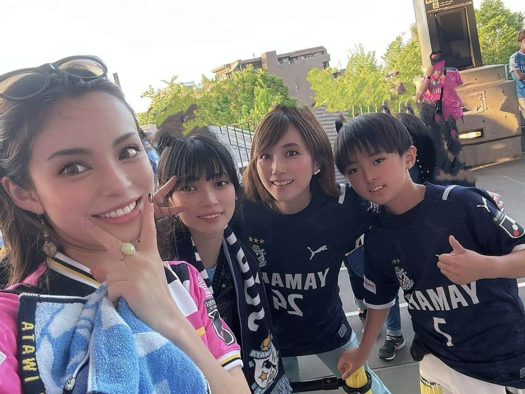 細田阿也さんのインスタグラム写真 - (細田阿也Instagram)「⚽️三昧なGW  ⚽️仕事も満載な今週！ ⚽️リサーチできる幸せ🥹  家族の中で一番😂ジュビロ一筋でありながら  高校生になり 試合や練習スケジュール的にJリーグ観戦難しいかなと思っていた兄が  試合終わりタイミングよく合流でき🥹思い立って味スタへ！！  ゴール裏観戦、 両チームサポーターの皆さまのパワーを感じられるこの上ない幸せよっ。  自分のために生きろ。 自分の幸せとは？ 自分の人生とは？と 聞かれることもあり  元来10歳からverdyのサポーターとして⚽️に夢抱き、夢叶えさせてもらった サポーター育ちの原点に高揚感に立ち返り  ⚽️への本質を見つめ直す時間となり改めてスタジアムは、心が浄化される場所だなと実感。  息子たちの夢を叶えるべく 息子たちを漢にすべく 私も永遠に⚽️を追い求めていきたいなと  今週サッカーのある生活を 心から満喫していきたいと 思います🥹  磐田からお友達🍓や アンバサダーな @mac0tter 田中真琴ちゃん @shono.contact shonoちゃんにも 会えて嬉しかったです🥹🩵  声出し応援最幸だね🫶🏻  GW⚽️三昧！ 私も微力ながら ⚽️魅力を伝えるお手伝いができますように🥹 顔晴っていきませう🥹」5月3日 20時23分 - hosodaaya