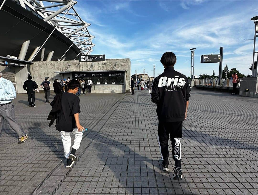 細田阿也さんのインスタグラム写真 - (細田阿也Instagram)「⚽️三昧なGW  ⚽️仕事も満載な今週！ ⚽️リサーチできる幸せ🥹  家族の中で一番😂ジュビロ一筋でありながら  高校生になり 試合や練習スケジュール的にJリーグ観戦難しいかなと思っていた兄が  試合終わりタイミングよく合流でき🥹思い立って味スタへ！！  ゴール裏観戦、 両チームサポーターの皆さまのパワーを感じられるこの上ない幸せよっ。  自分のために生きろ。 自分の幸せとは？ 自分の人生とは？と 聞かれることもあり  元来10歳からverdyのサポーターとして⚽️に夢抱き、夢叶えさせてもらった サポーター育ちの原点に高揚感に立ち返り  ⚽️への本質を見つめ直す時間となり改めてスタジアムは、心が浄化される場所だなと実感。  息子たちの夢を叶えるべく 息子たちを漢にすべく 私も永遠に⚽️を追い求めていきたいなと  今週サッカーのある生活を 心から満喫していきたいと 思います🥹  磐田からお友達🍓や アンバサダーな @mac0tter 田中真琴ちゃん @shono.contact shonoちゃんにも 会えて嬉しかったです🥹🩵  声出し応援最幸だね🫶🏻  GW⚽️三昧！ 私も微力ながら ⚽️魅力を伝えるお手伝いができますように🥹 顔晴っていきませう🥹」5月3日 20時23分 - hosodaaya